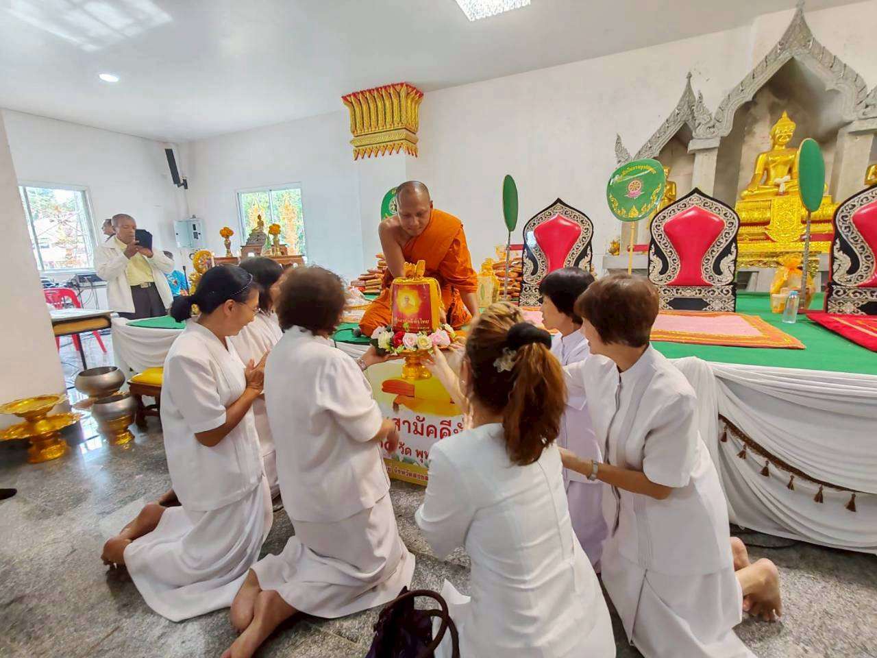 ภาพการถวายปัจจัยวัดห้วยหลาด