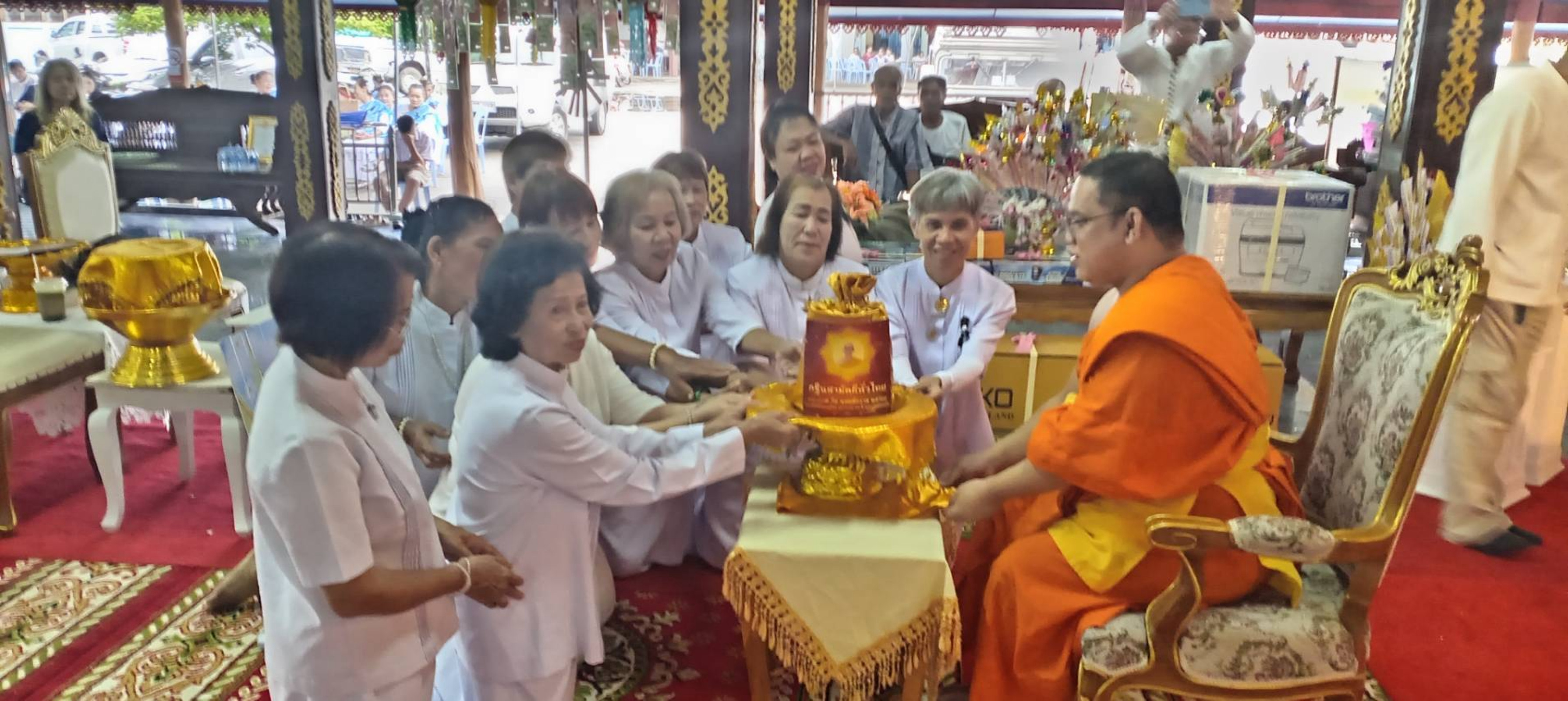 ภาพการถวายปัจจัยวัดศรีอ้วน