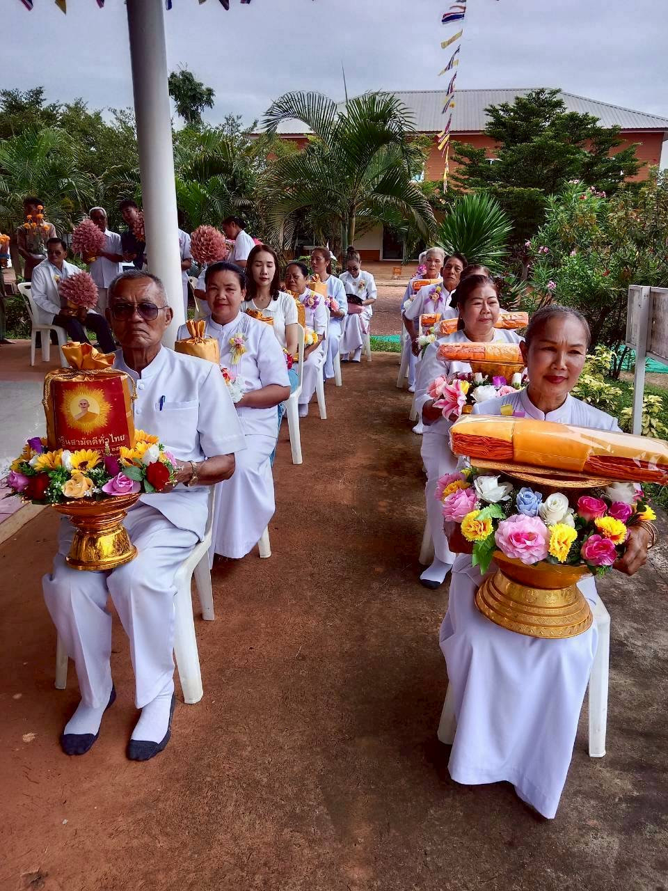 ภาพหมู่ถือพานถวายปัจจัยศูนย์ปฏิบัติธรรมแก้วเสิงสางเจริญผล