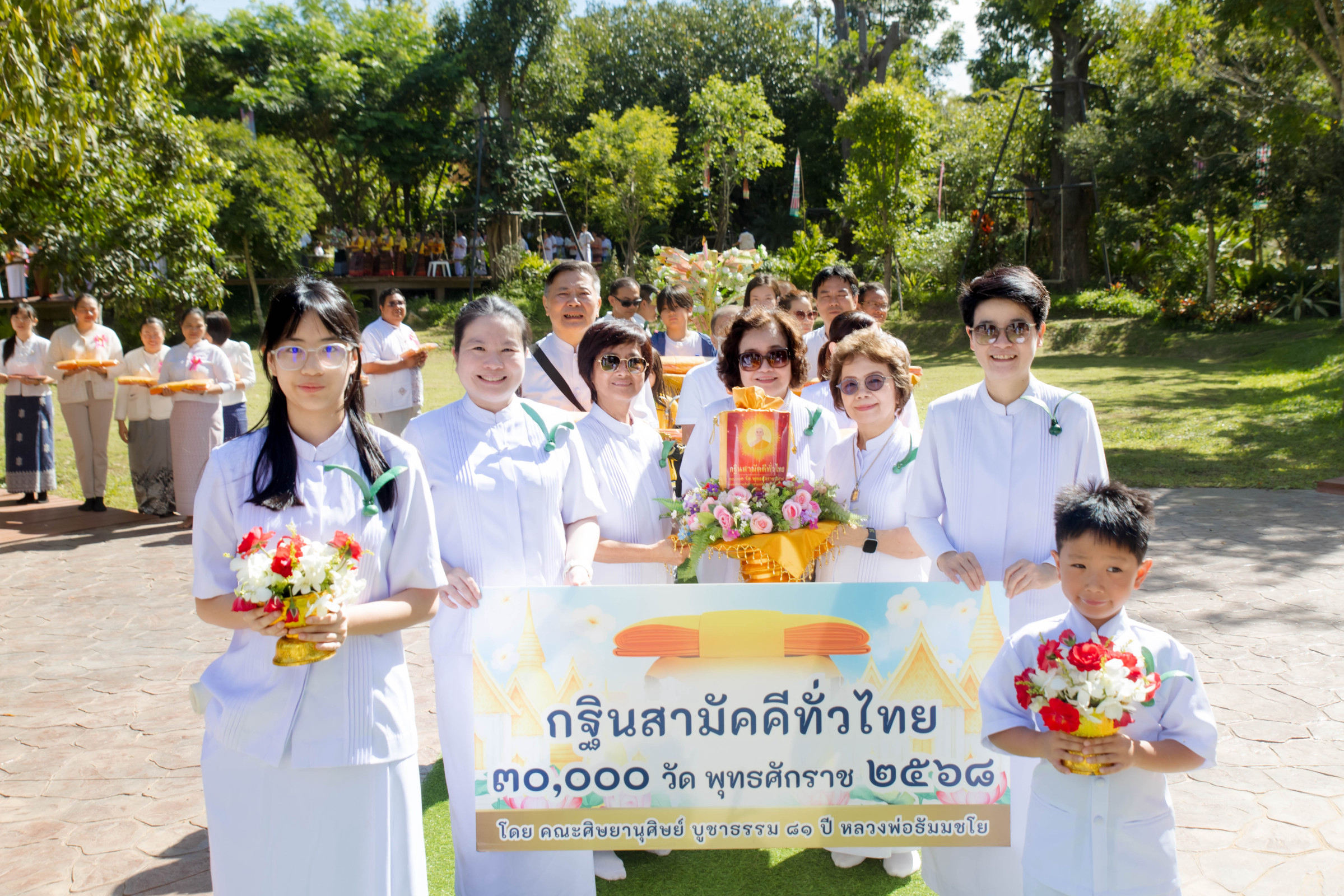 ภาพร่วมขบวนกฐินศูนย์ปฏิบัติธรรมแก้วภูเรือ
