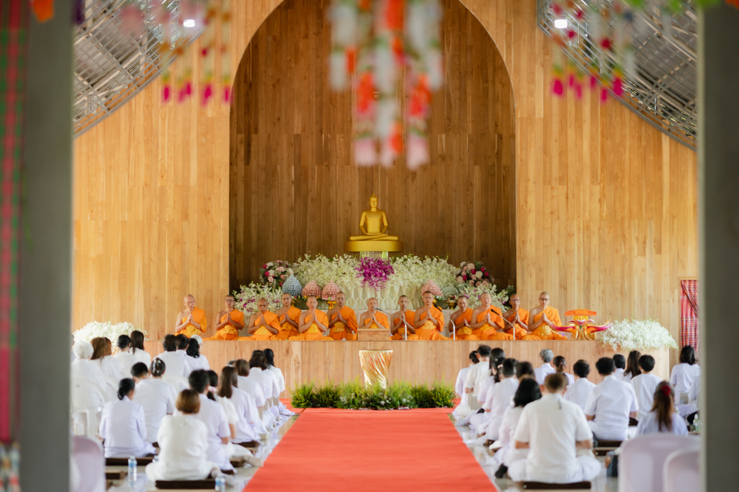ภาพร่วมพิธีกรรมศูนย์ปฏิบัติธรรมแก้วภูเรือ