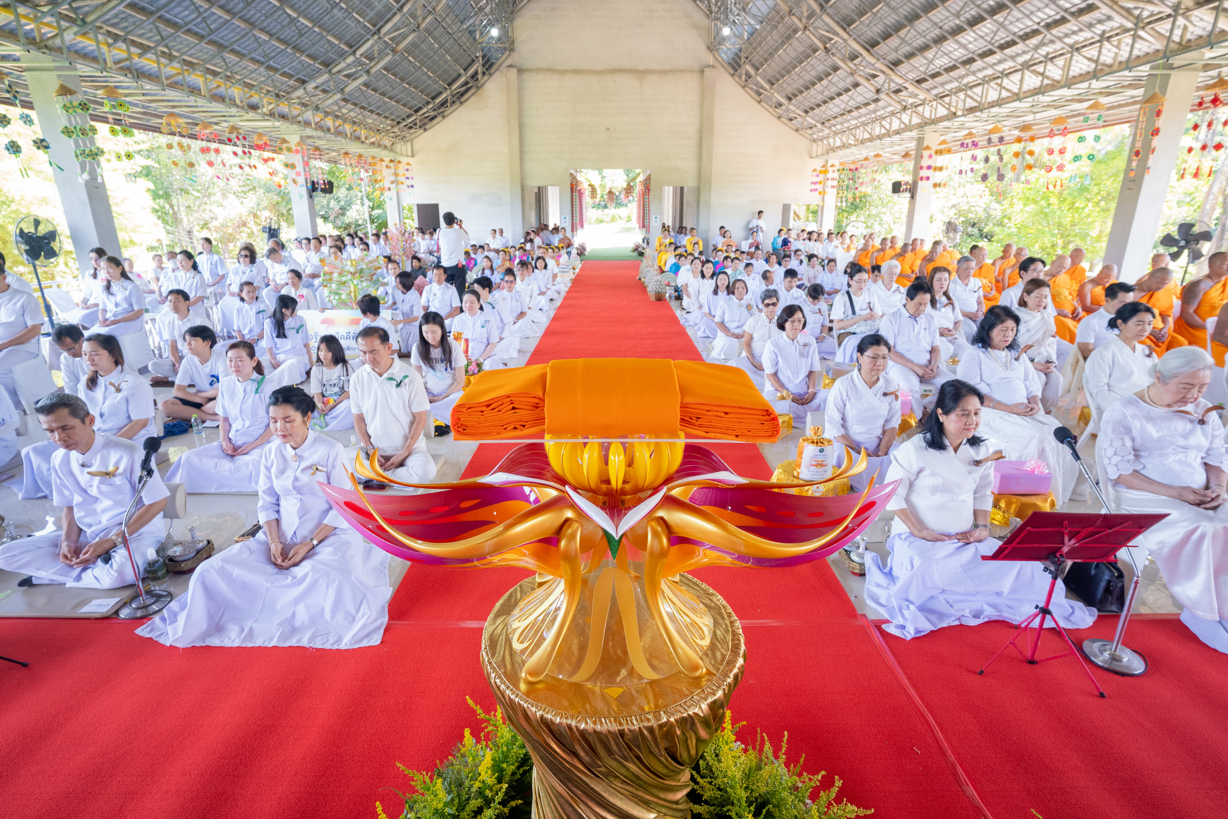 ภาพร่วมพิธีกรรมศูนย์ปฏิบัติธรรมแก้วภูเรือ