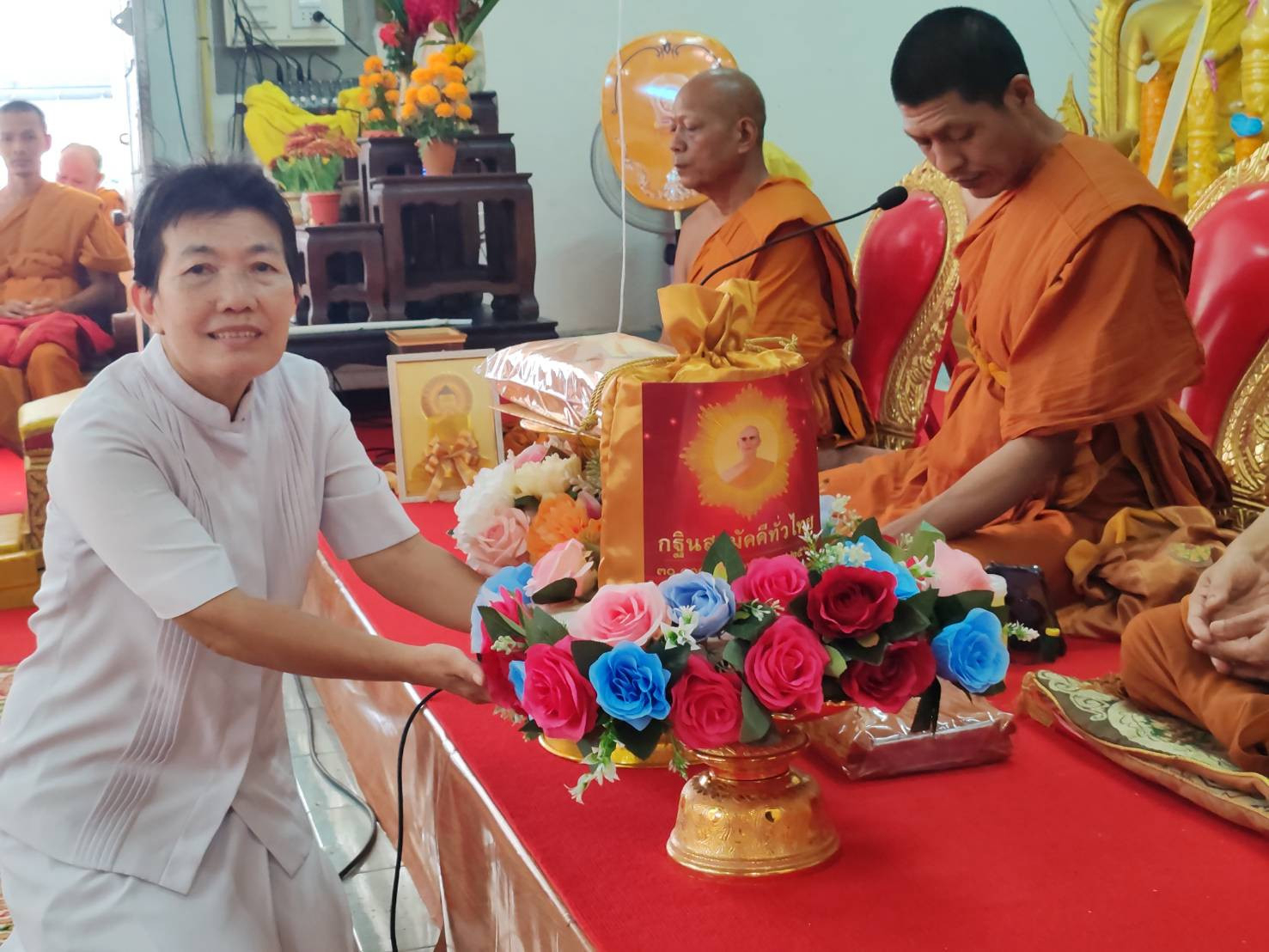 ภาพการถวายปัจจัยวัดปกาสัย