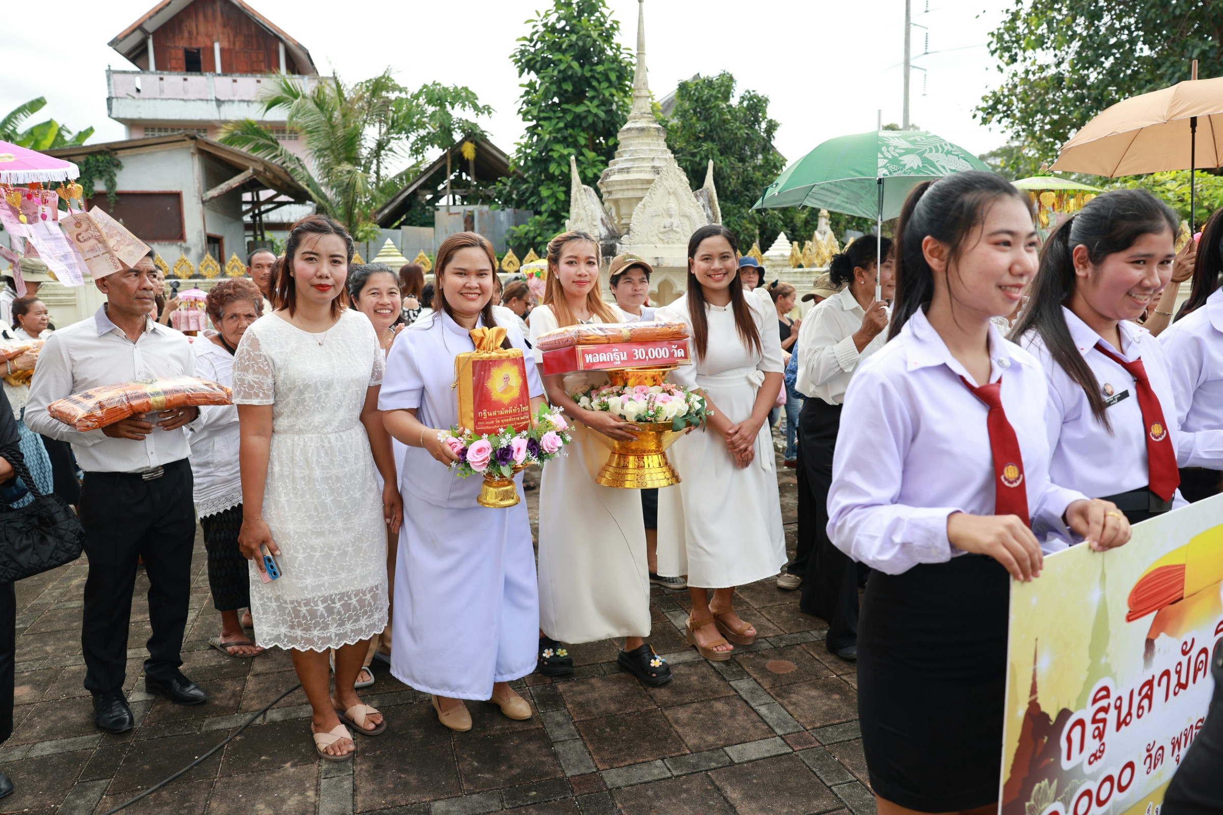 ภาพร่วมขบวนกฐินวัดเขากอบ