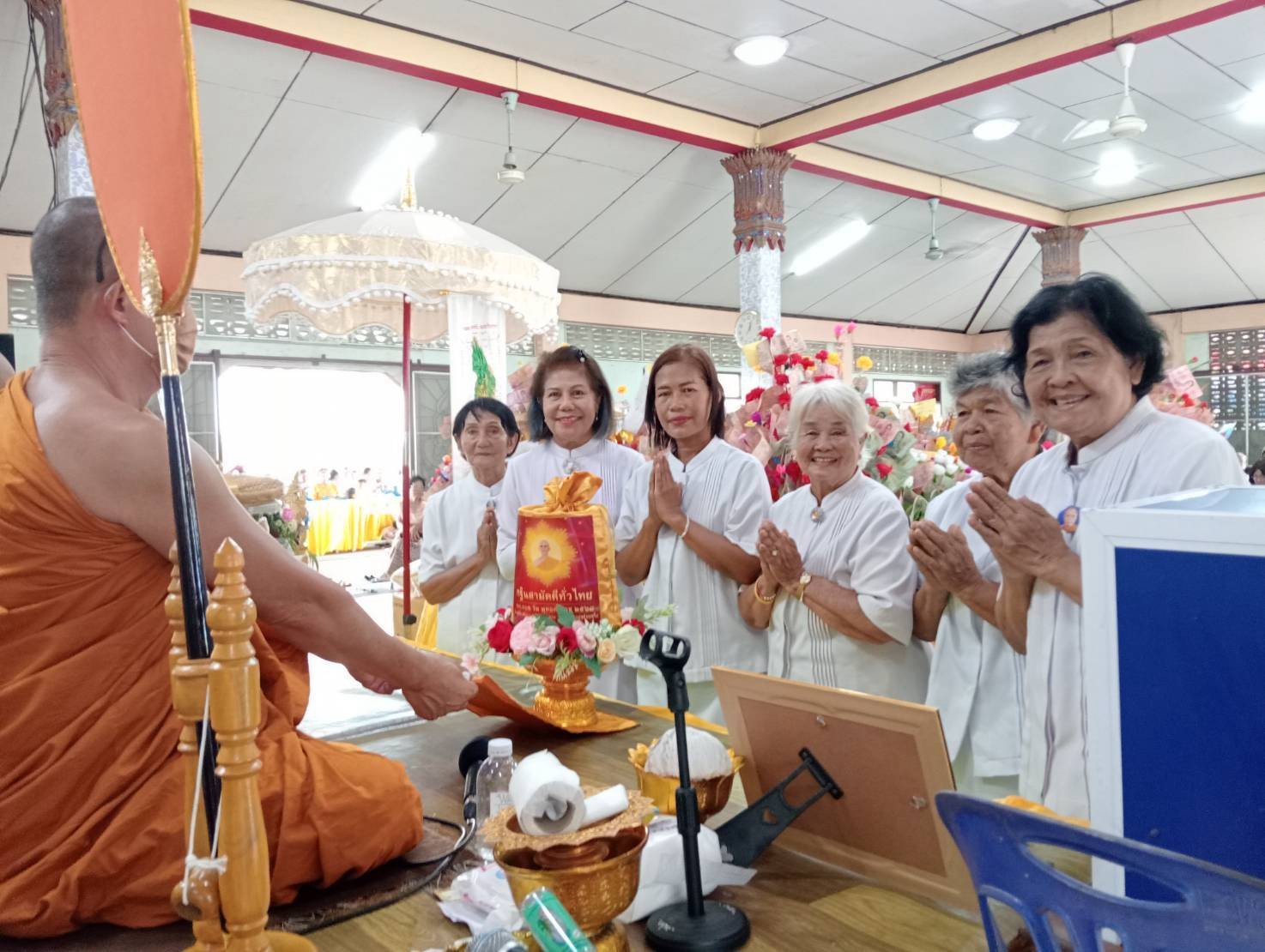 ภาพการถวายปัจจัยวัดปทุมธาราวาส