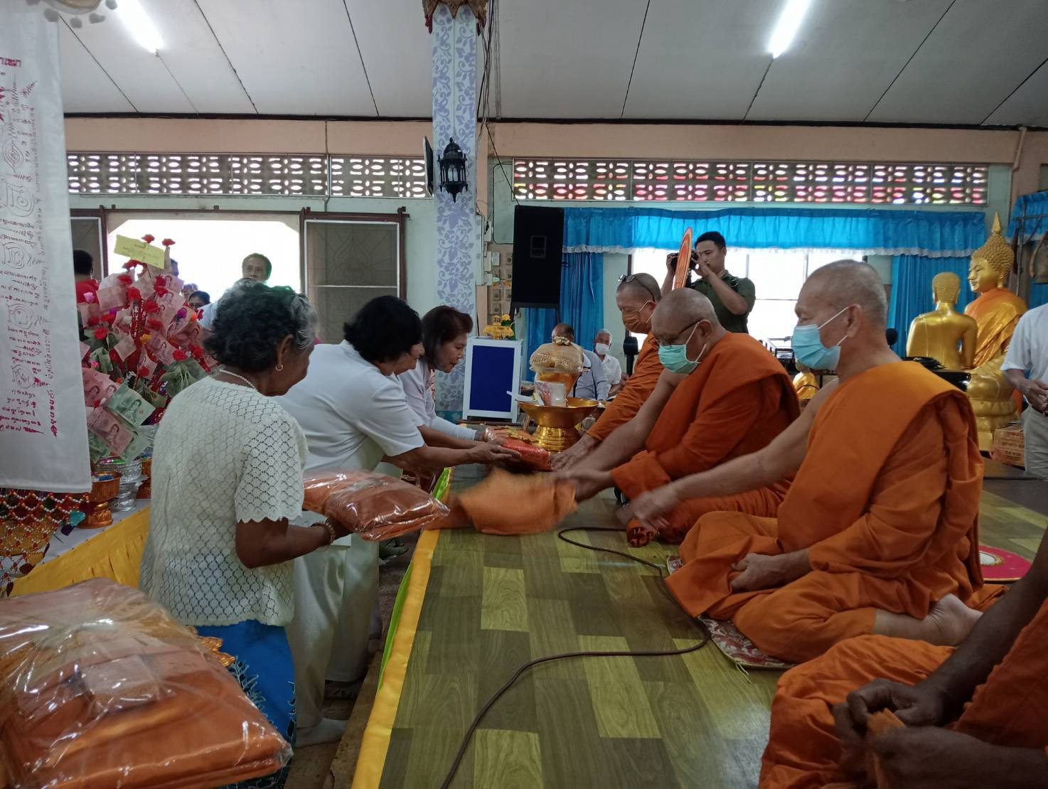 ภาพร่วมพิธีกรรมวัดปทุมธาราวาส