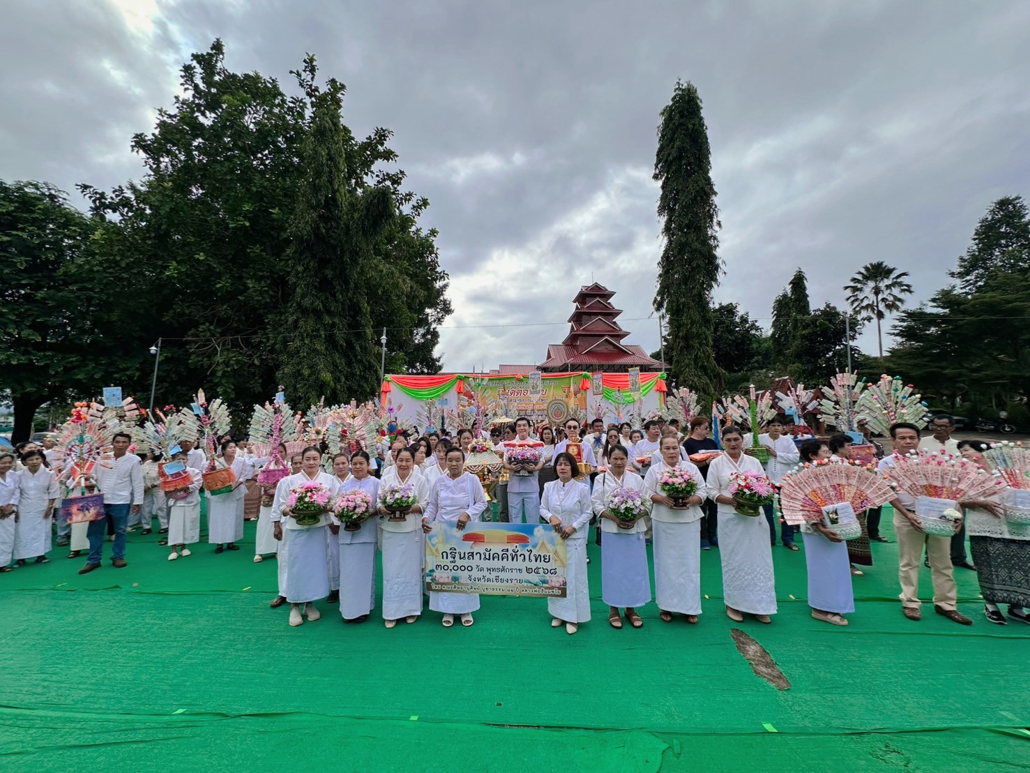 ภาพหมู่ถือพานถวายปัจจัยวัดทุ่งยาว