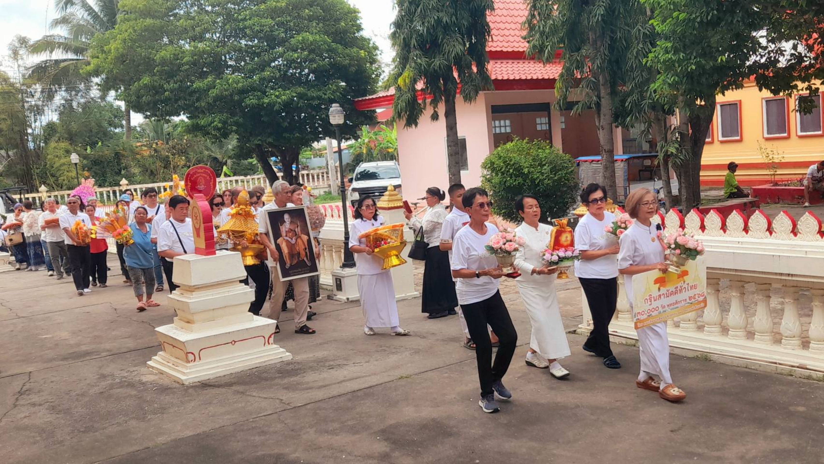 ภาพร่วมขบวนกฐินวัดธรรมจักรเสมาราม