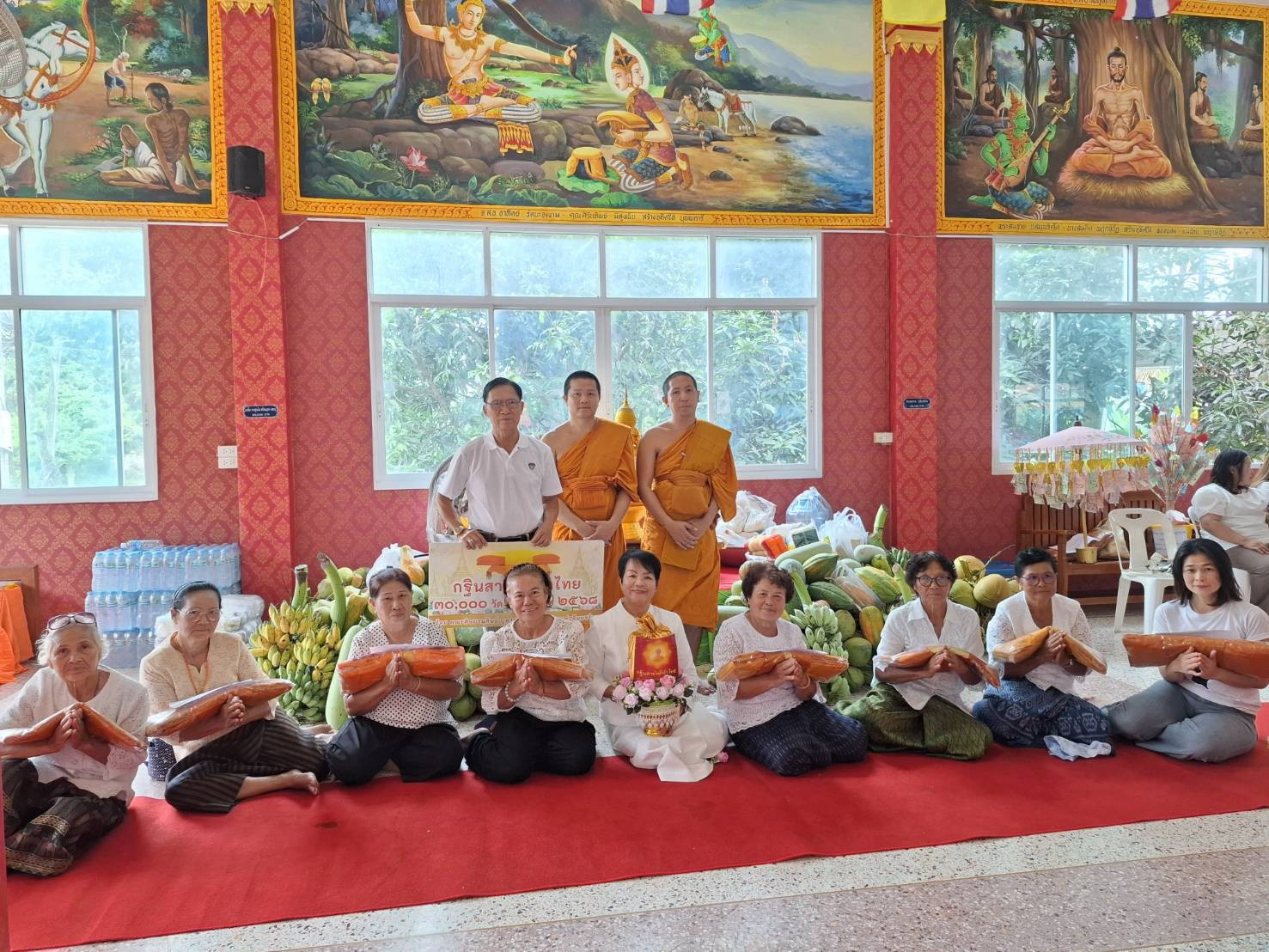 ภาพหมู่ถือพานถวายปัจจัยวัดธรรมจักรเสมาราม