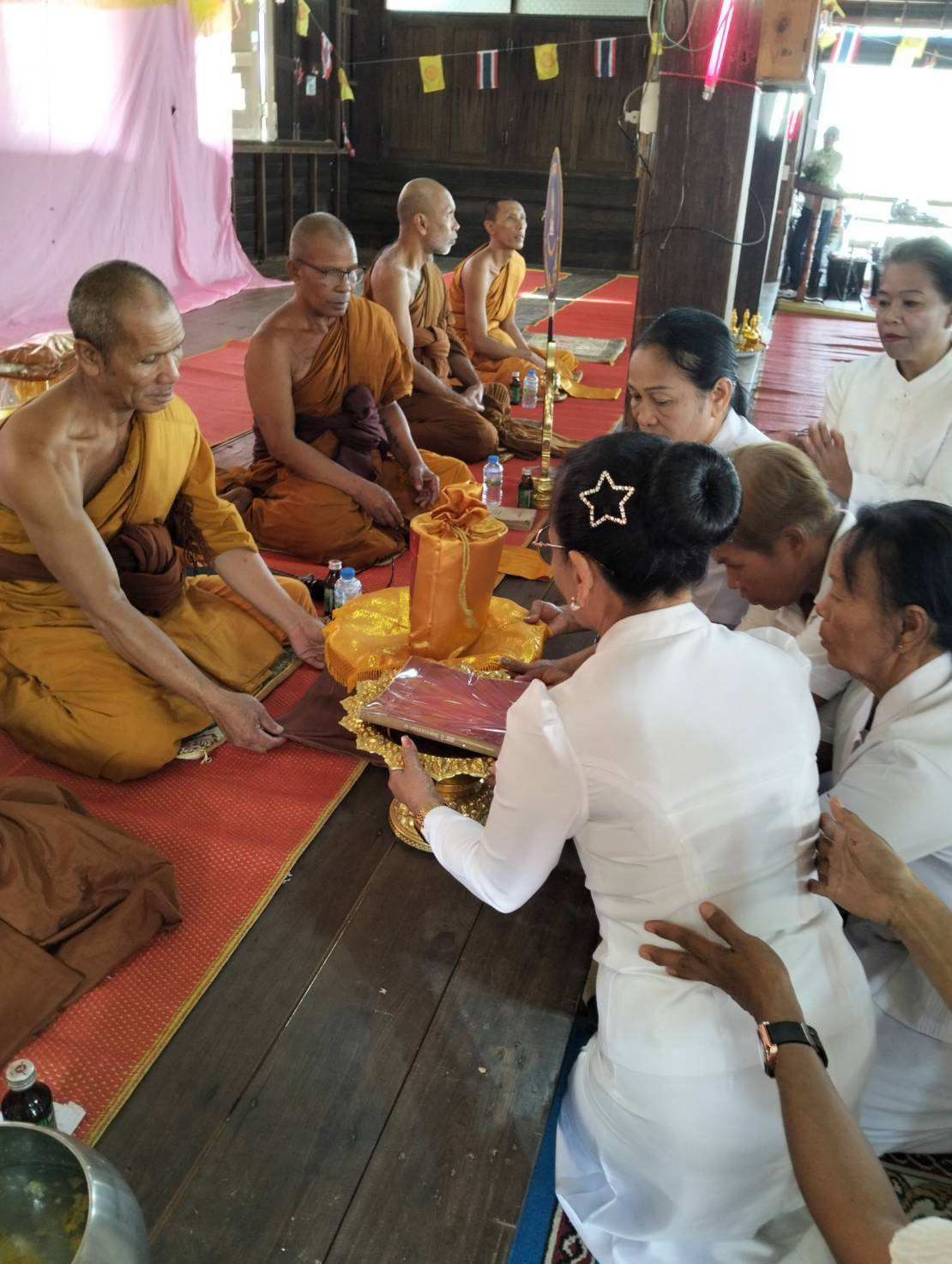 ภาพการถวายปัจจัยวัดใหญ่ลำนางรอง