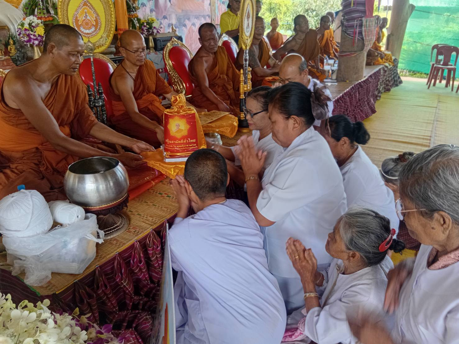 ภาพการถวายปัจจัยสวนธรรมวังเกาะแก้ว