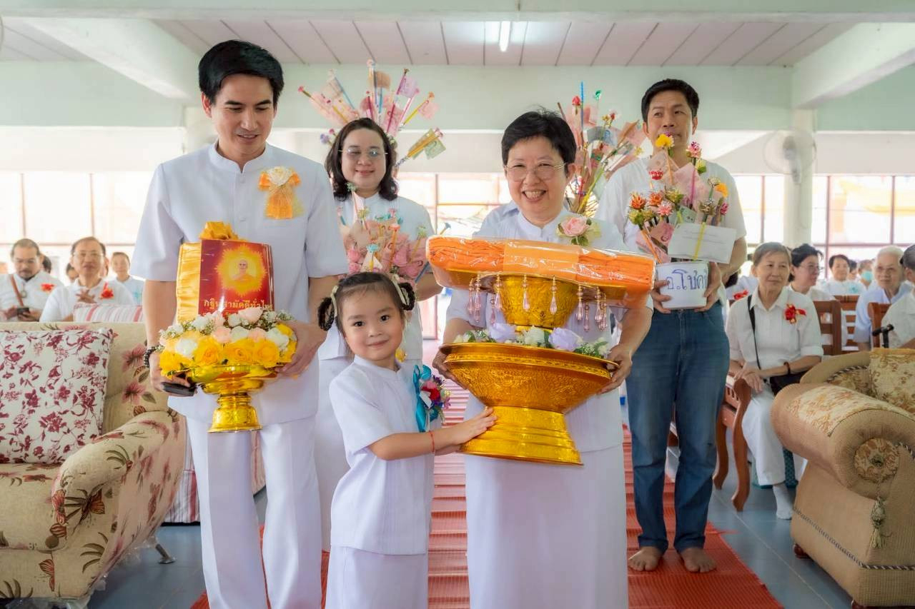 ภาพหมู่ถือพานถวายปัจจัยที่พักสงฆ์ศูนย์ปฏิบัติธรรมบ้านหนองกระทุ่ม