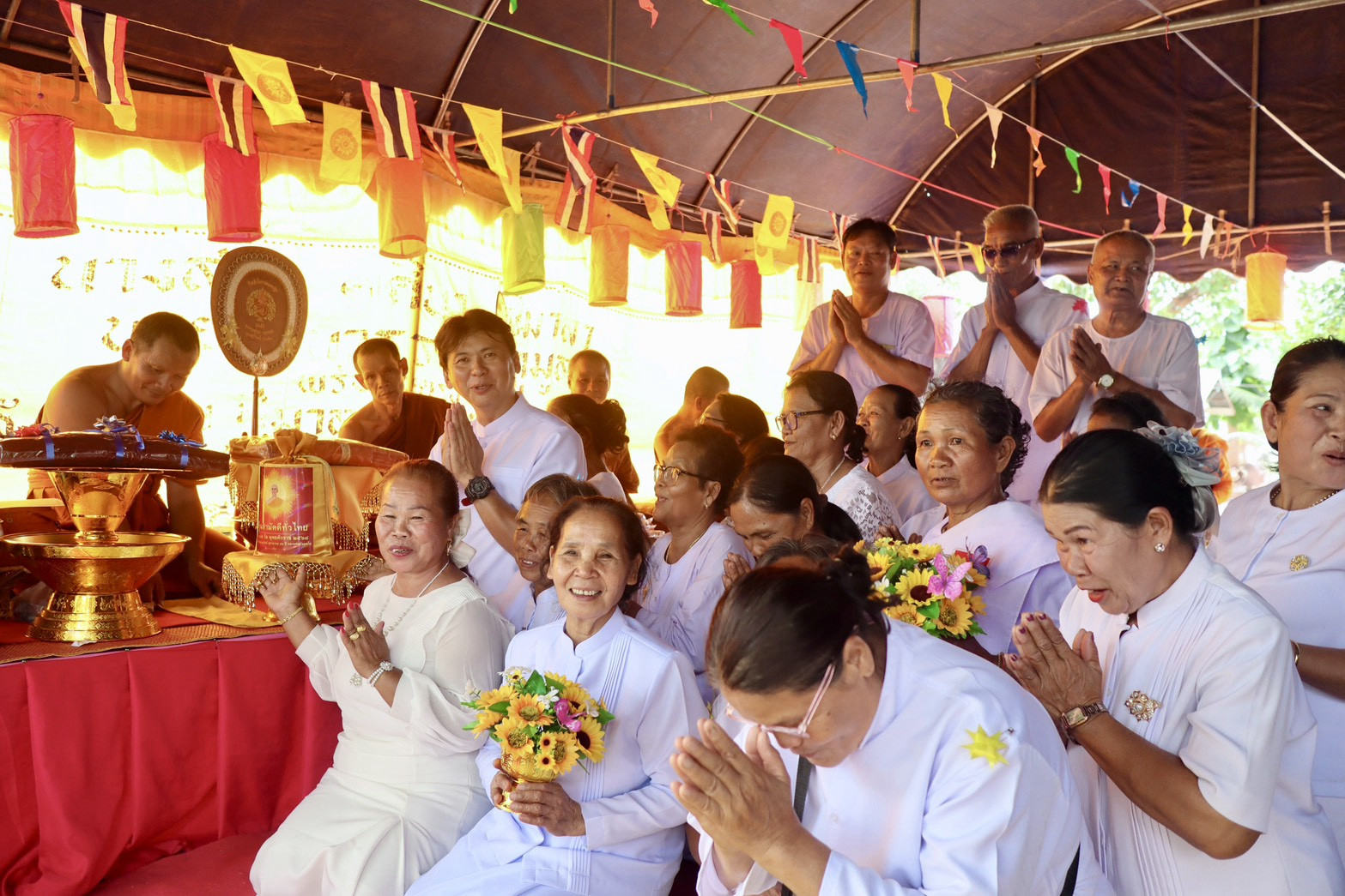 ภาพการถวายปัจจัยที่พักสงฆ์บ้านโนนสวรรค์