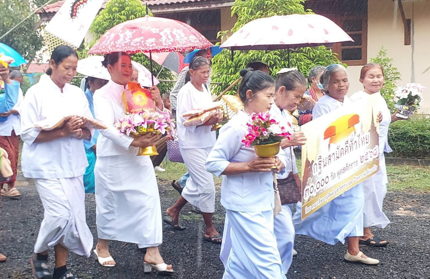 ภาพร่วมขบวนกฐินวัดบ้านตาเมาะ