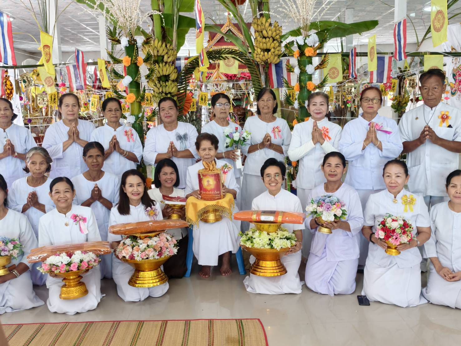 ภาพหมู่ถือพานถวายปัจจัยวัดขามหนองครอง