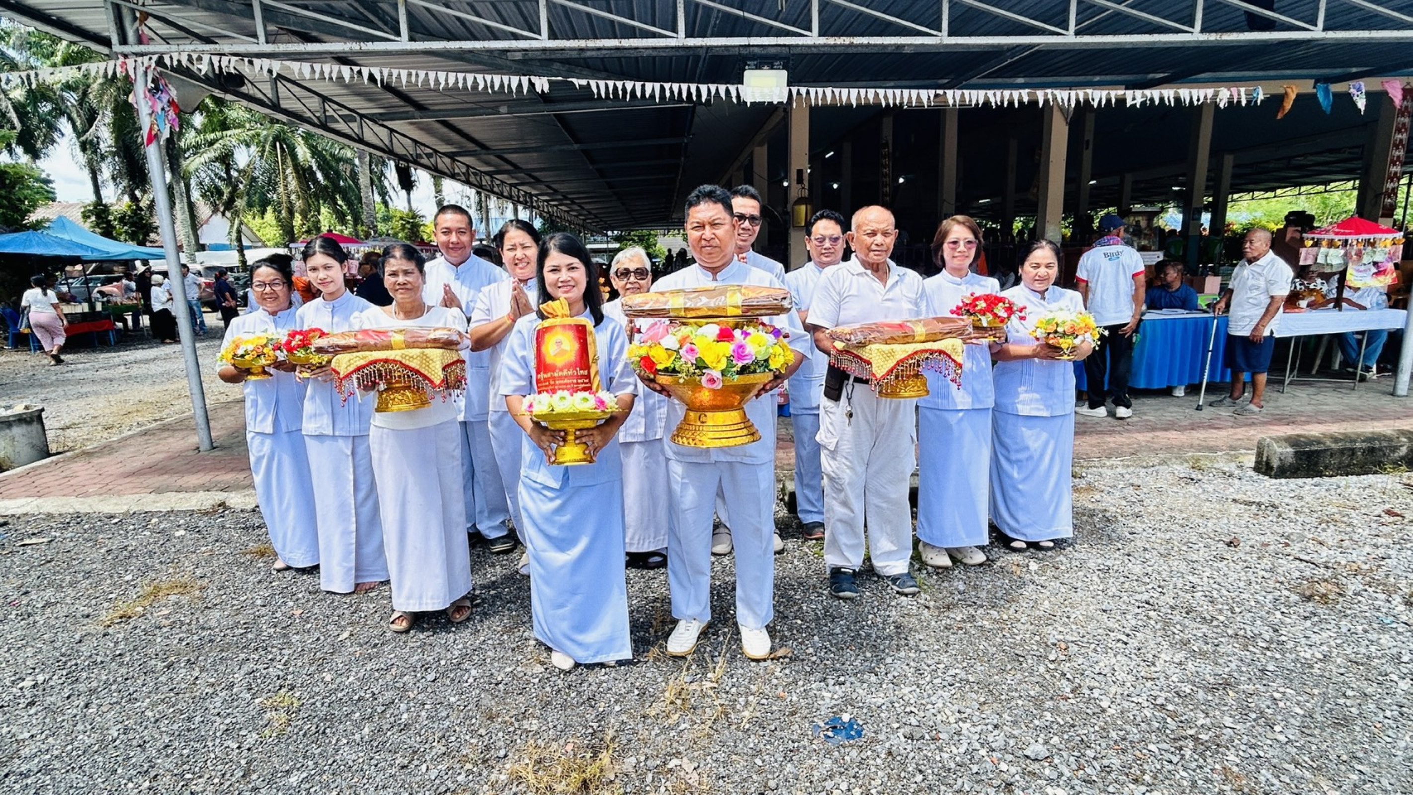 ภาพหมู่ถือพานถวายปัจจัยวัดสวนเทศ