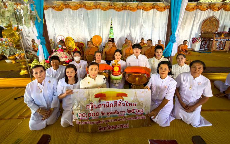 ภาพหมู่ถือพานถวายปัจจัยวัดศรีเจริญสุข