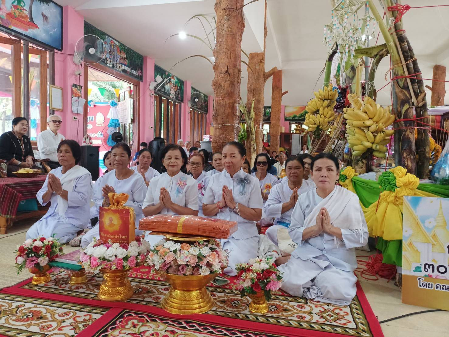 ภาพหมู่ถือพานถวายปัจจัยวัดโคกสูง