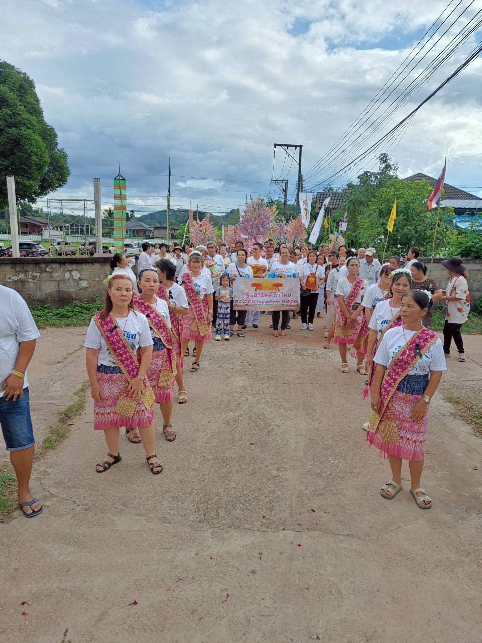 ภาพหมู่ถือพานถวายปัจจัยวัดต้นปี้