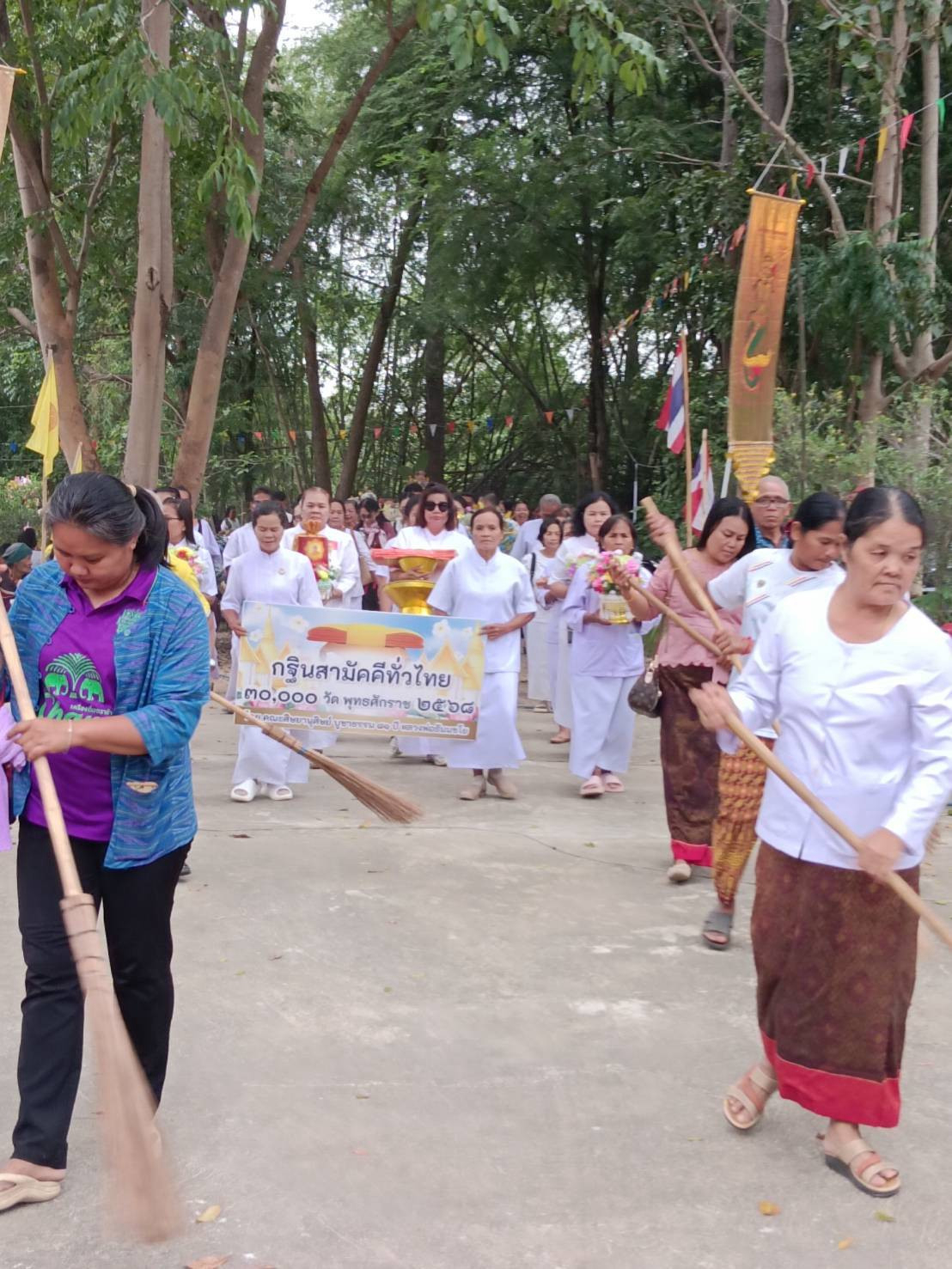 ภาพร่วมขบวนกฐินที่พักสงฆ์ป่ามหาวัน