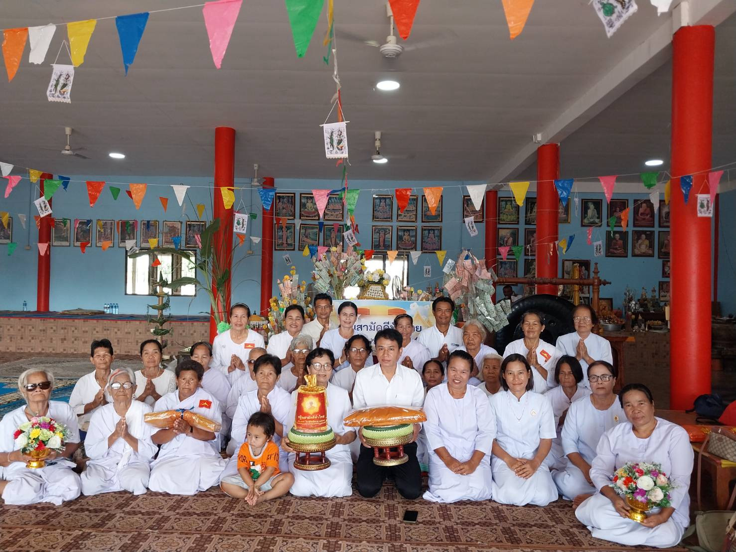 ภาพหมู่ถือพานถวายปัจจัยที่พักสงฆ์หินโคนปอแดง