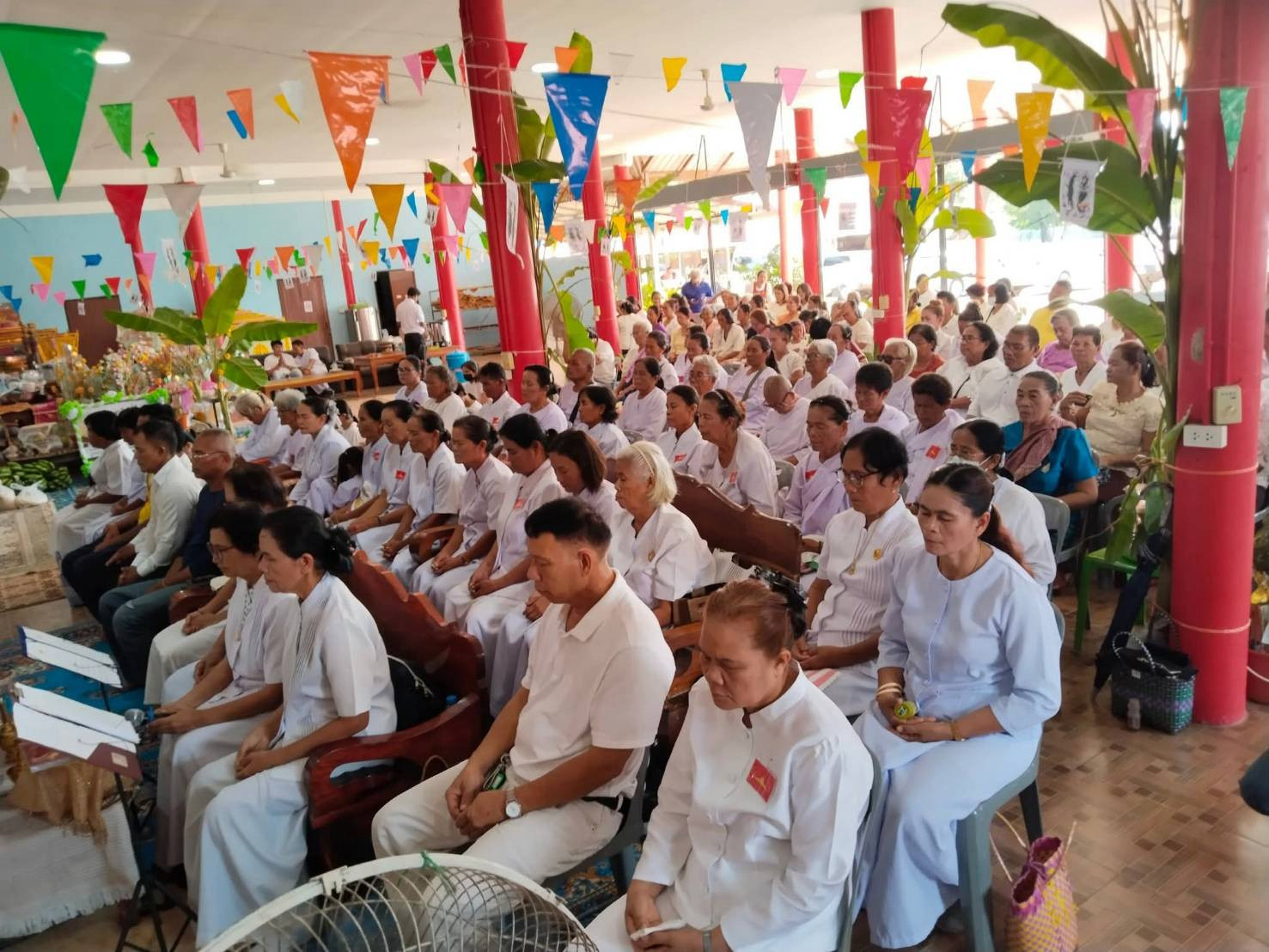 ภาพร่วมพิธีกรรมที่พักสงฆ์หินโคนปอแดง