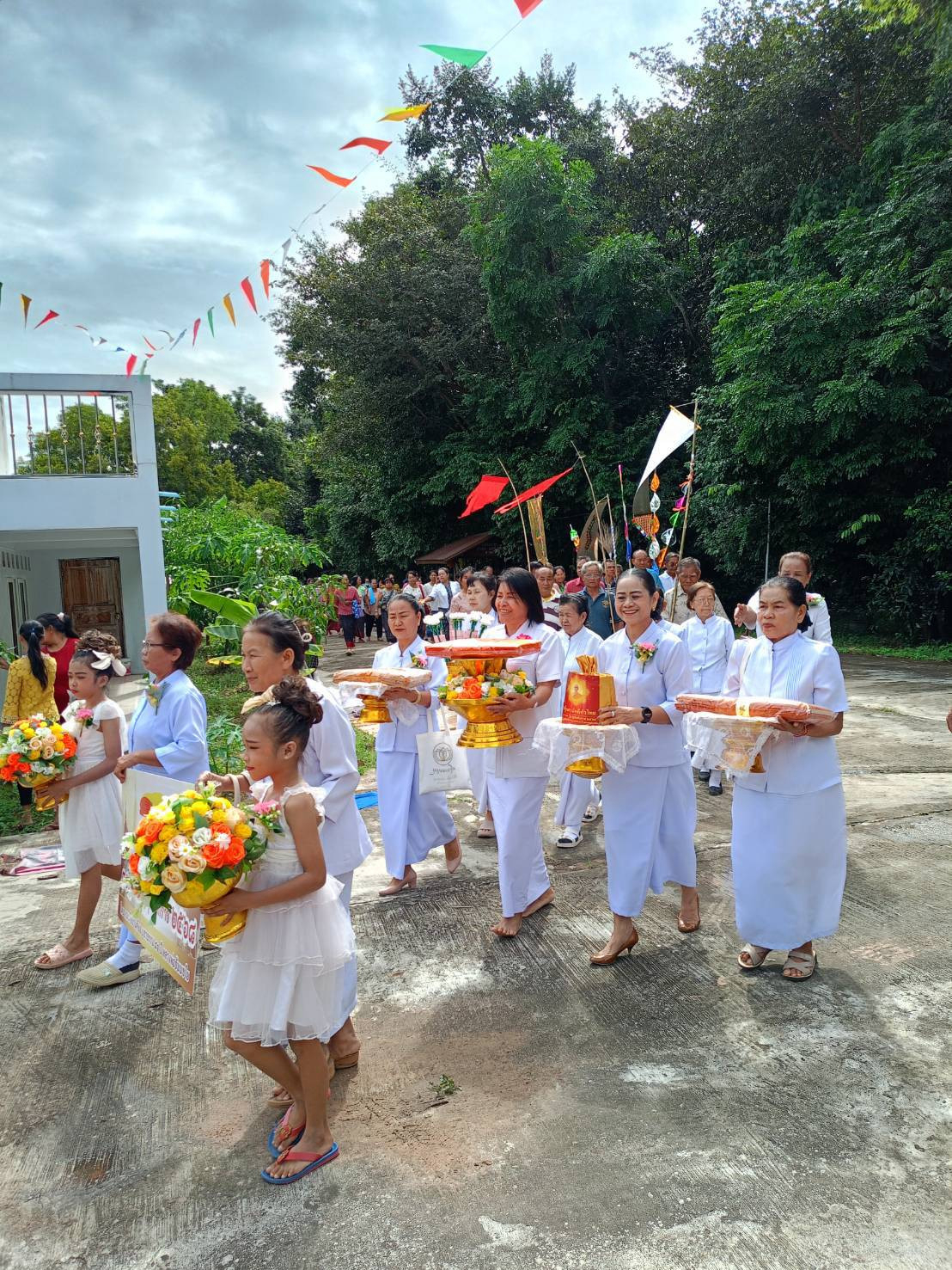 ภาพร่วมขบวนกฐินวัดป่าดอนแคน