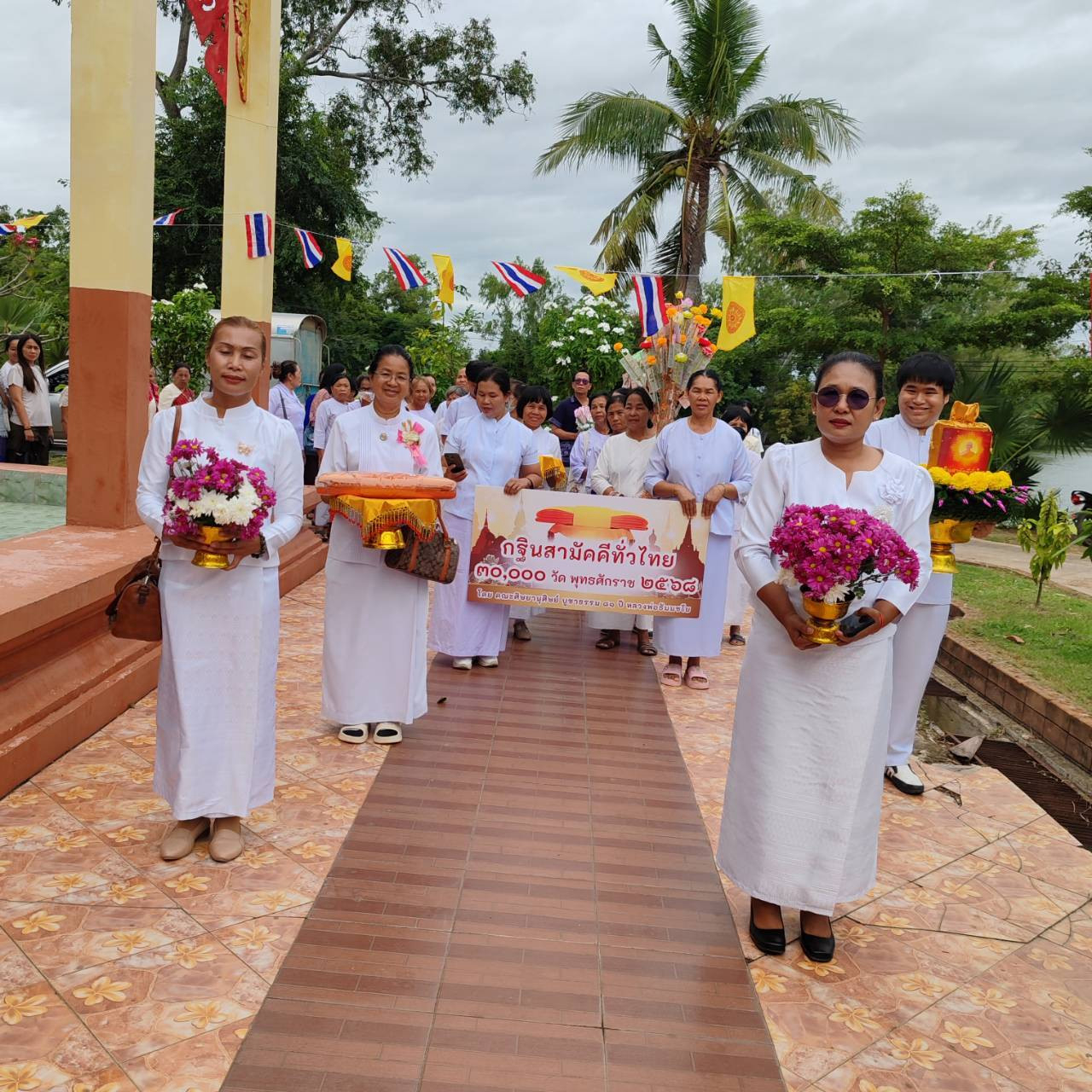 ภาพร่วมขบวนกฐินวัดไตรภูมิ