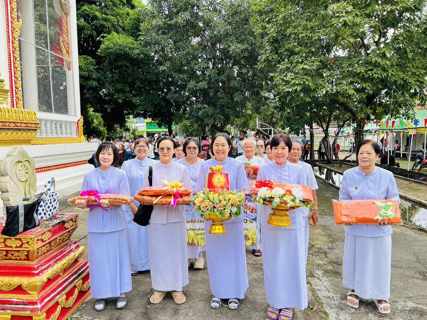 ภาพหมู่ถือพานถวายปัจจัยวัดมฤคทายวัน (ตลิ่งสูง)
