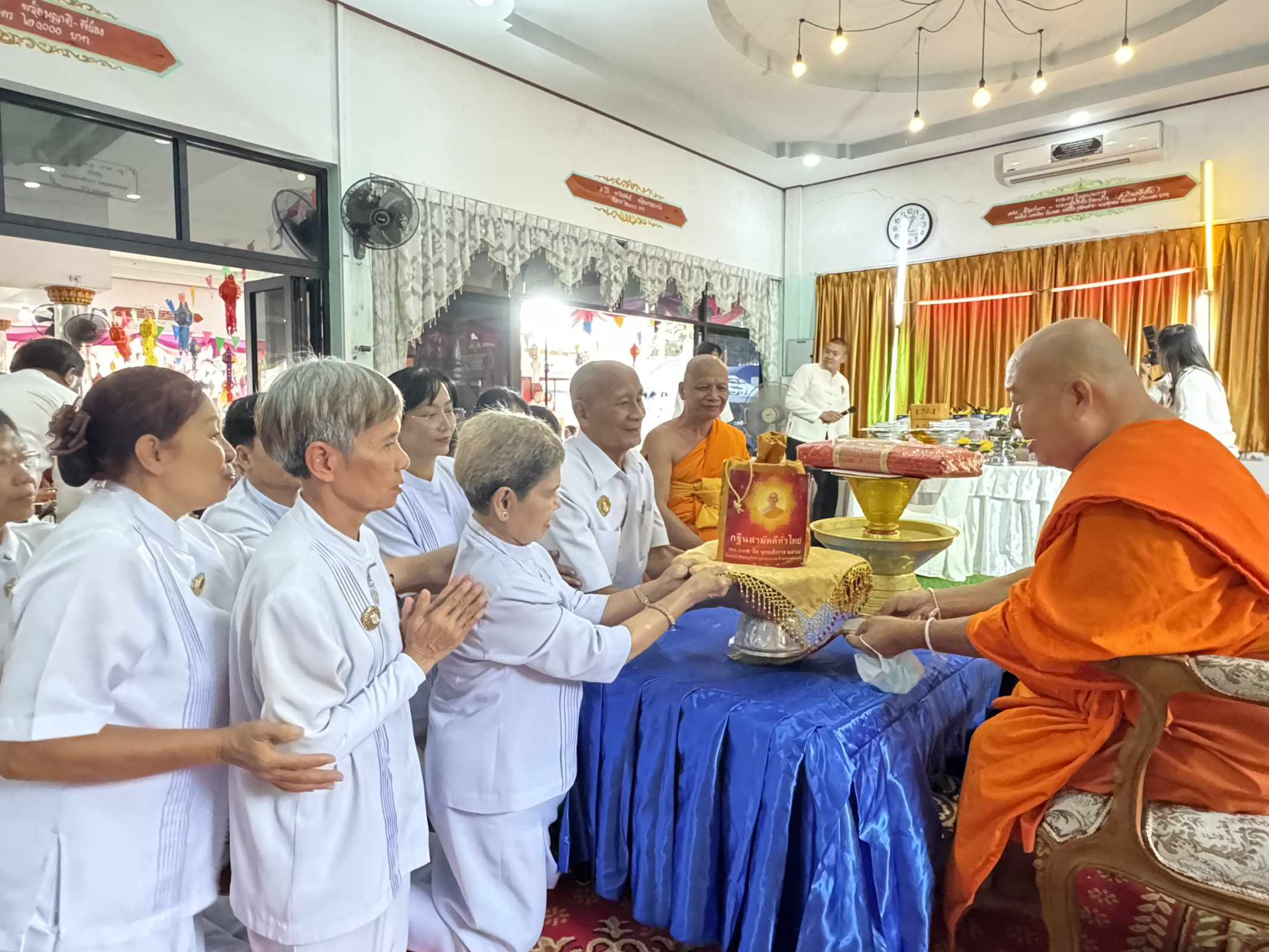 ภาพการถวายปัจจัยวัดม่อนกระทิง