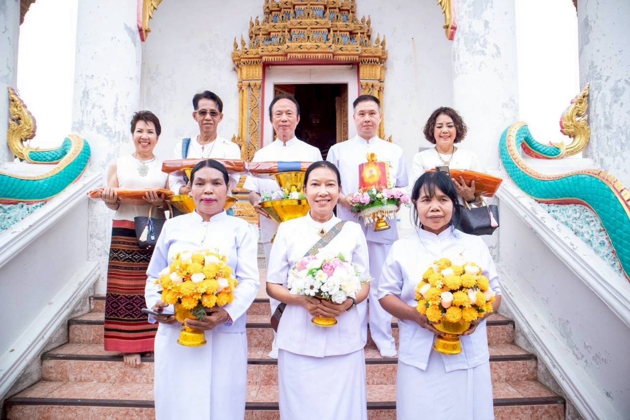 ภาพหมู่ถือพานถวายปัจจัยวัดสำโรง