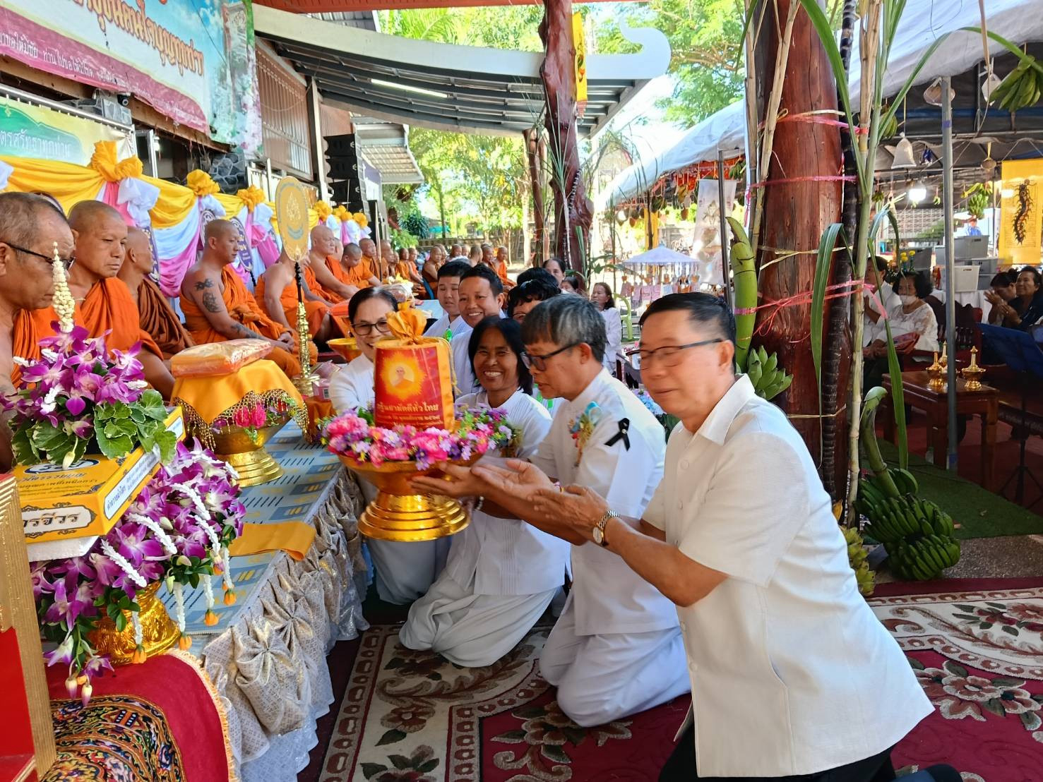 ภาพการถวายปัจจัยวัดยอดลำธาร