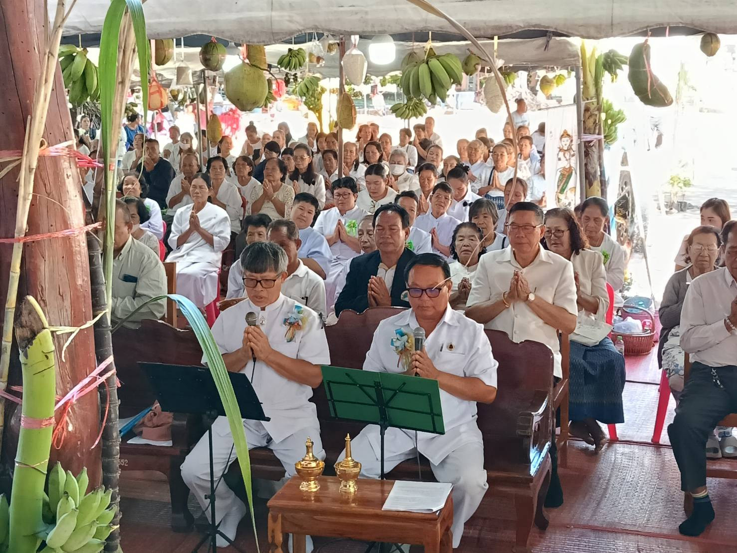 ภาพร่วมพิธีกรรมวัดยอดลำธาร