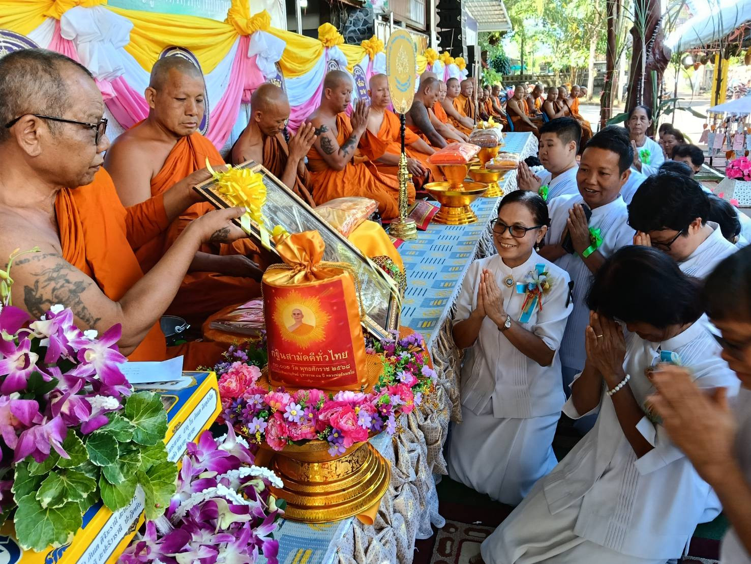 ภาพร่วมพิธีกรรมวัดยอดลำธาร