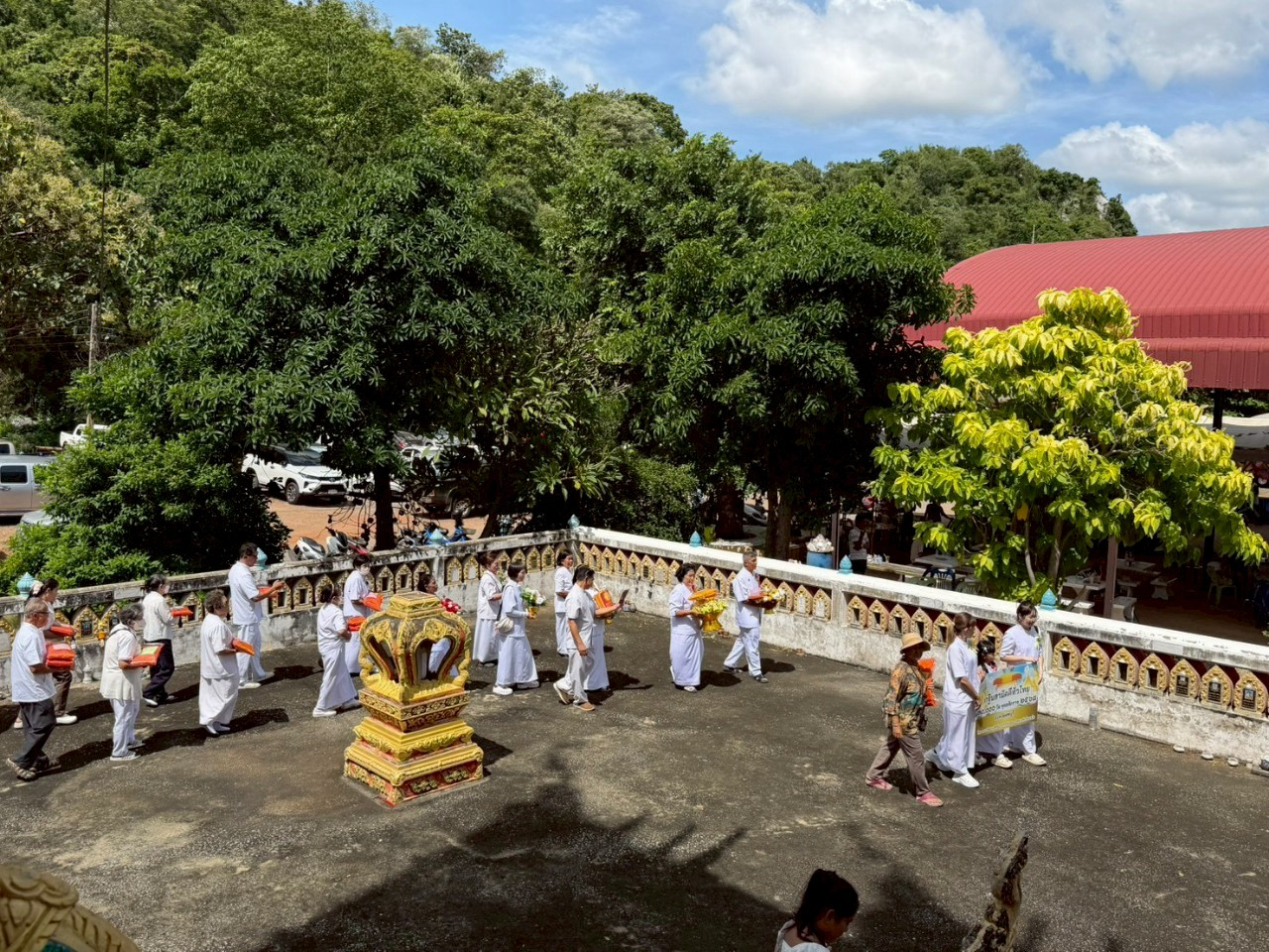 ภาพร่วมพิธีกรรมวัดถ้ำบ่อทอง