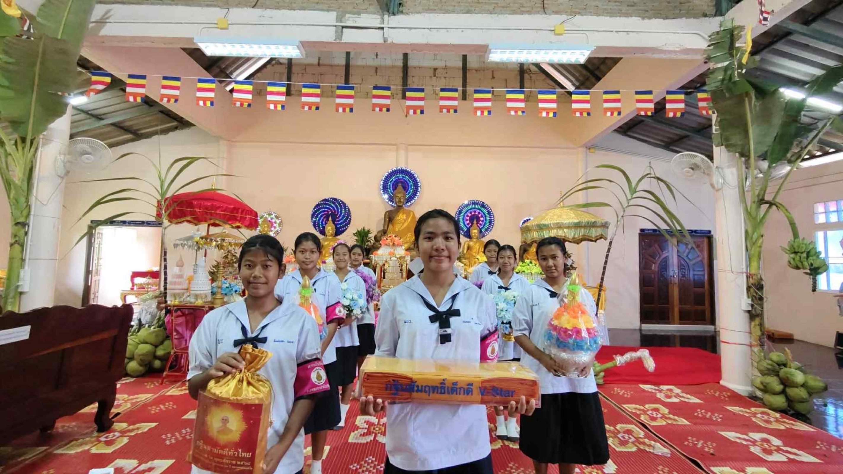 ภาพการถวายปัจจัยวัดบ้านไร่