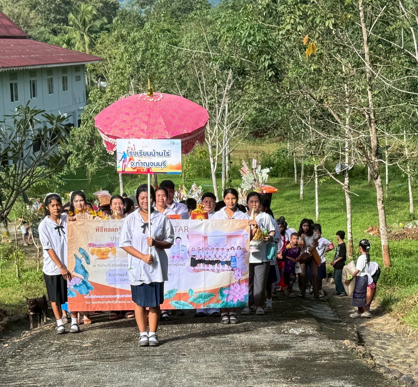 ภาพร่วมขบวนกฐินวัดบ้านไร่