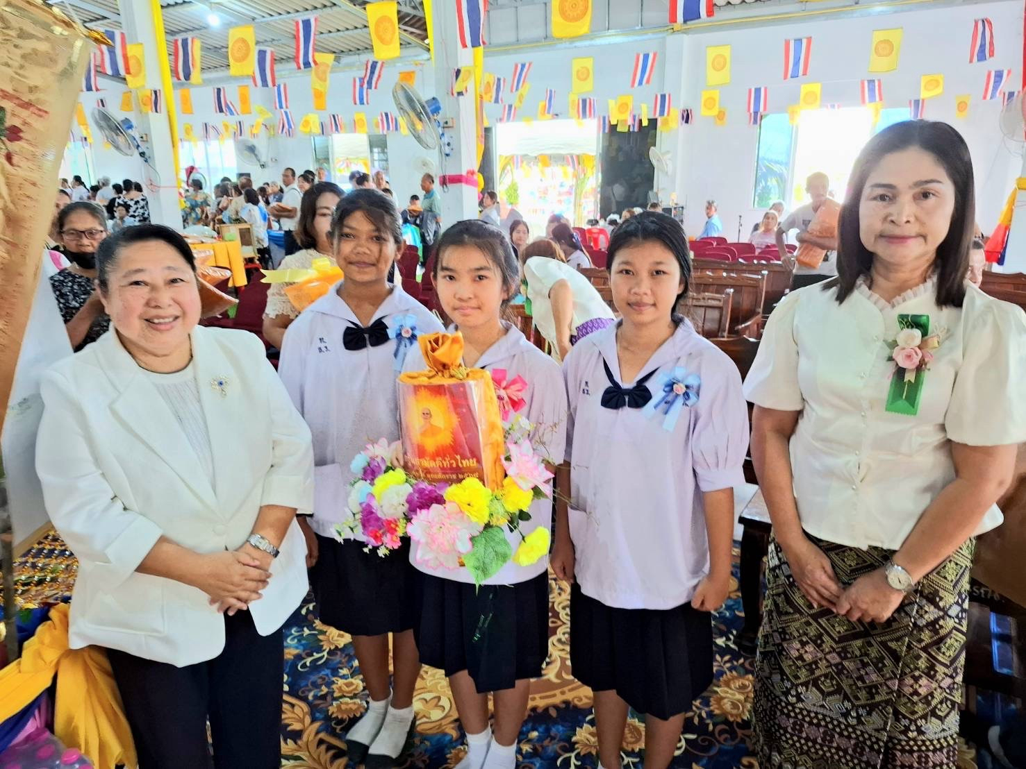 ภาพหมู่ถือพานถวายปัจจัยวัดหนองพังพวย