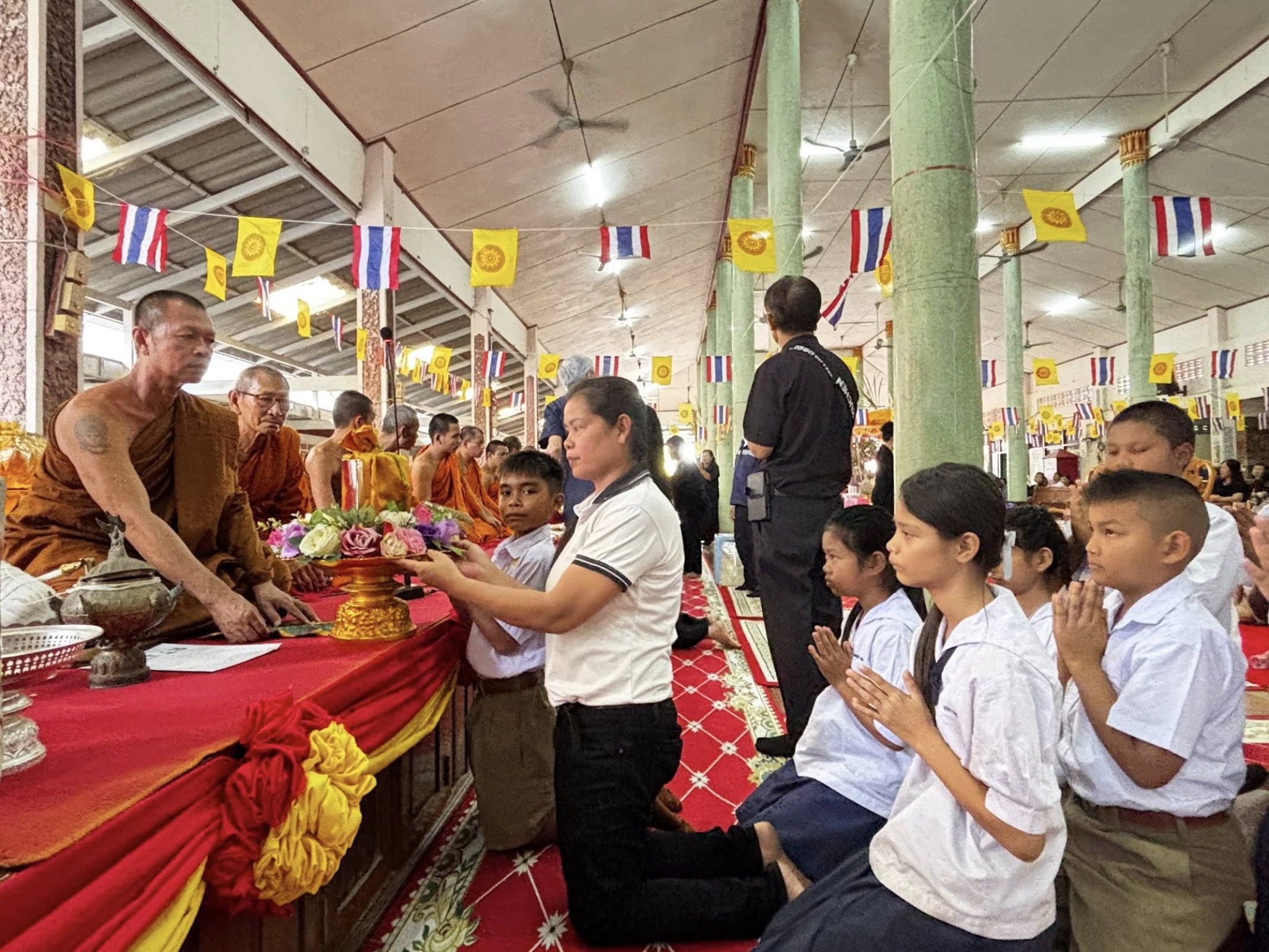 ภาพหมู่ถือพานถวายปัจจัยวัดเนินดินแดง