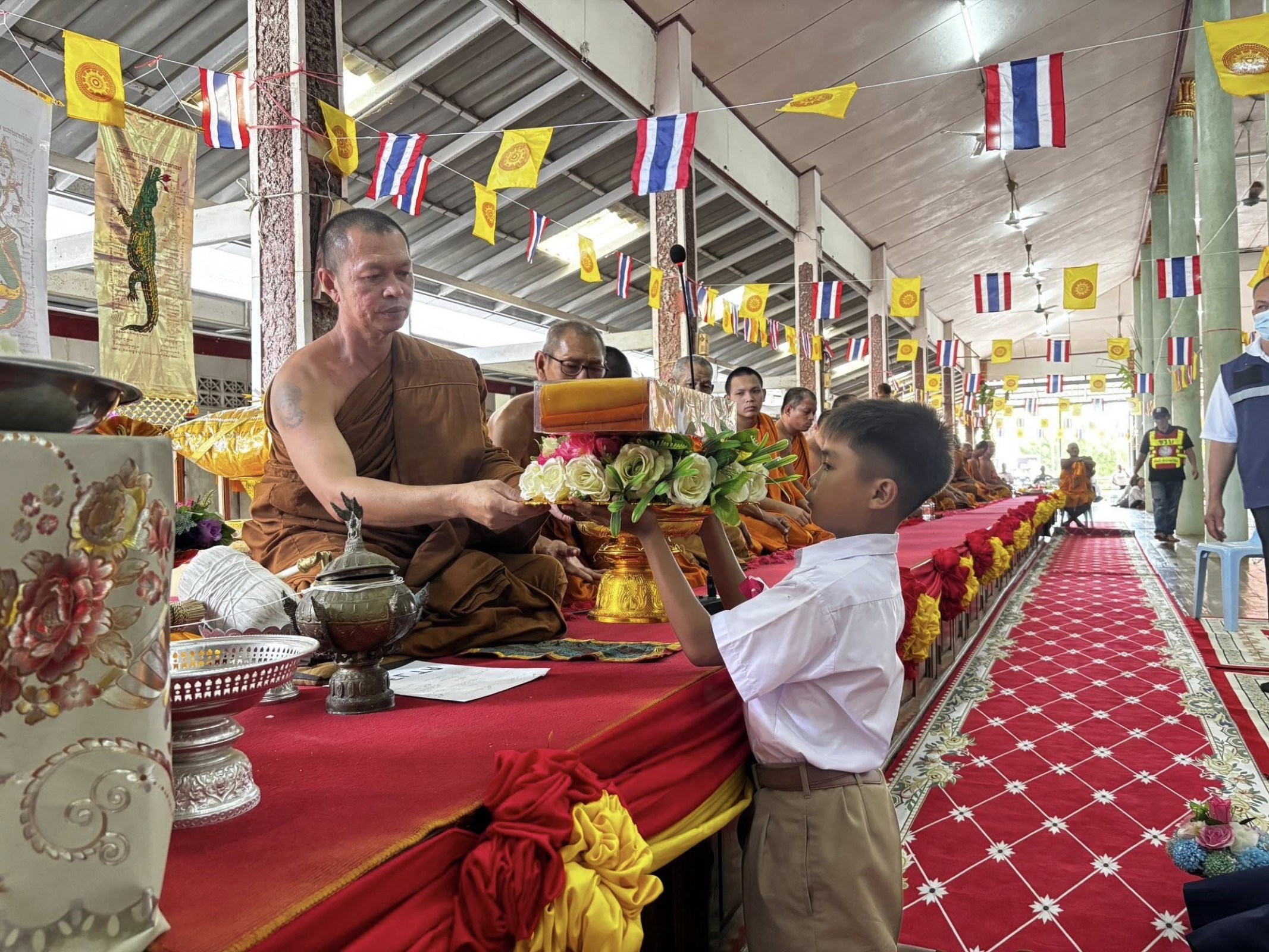 ภาพร่วมพิธีกรรมวัดเนินดินแดง