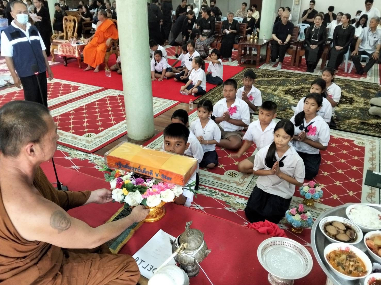 ภาพร่วมพิธีกรรมวัดเนินดินแดง