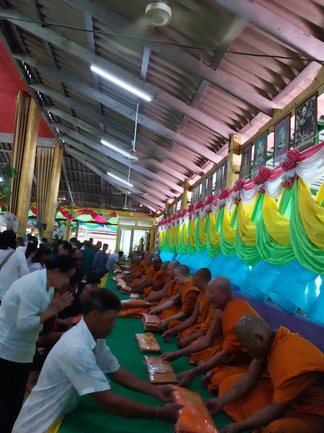 ภาพร่วมพิธีกรรมวัดสระด่าน