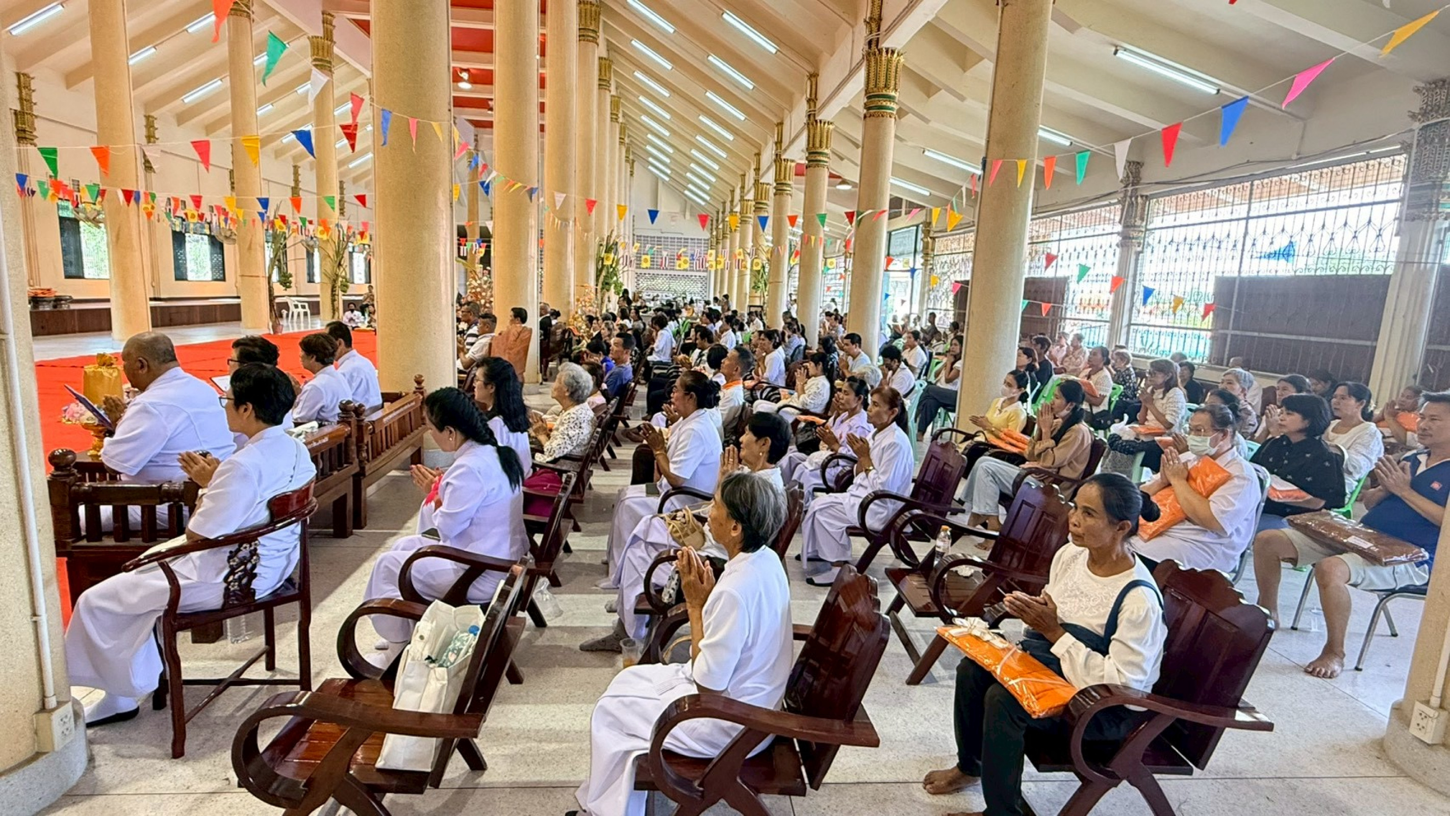 ภาพร่วมพิธีกรรมวัดสระกระโจม