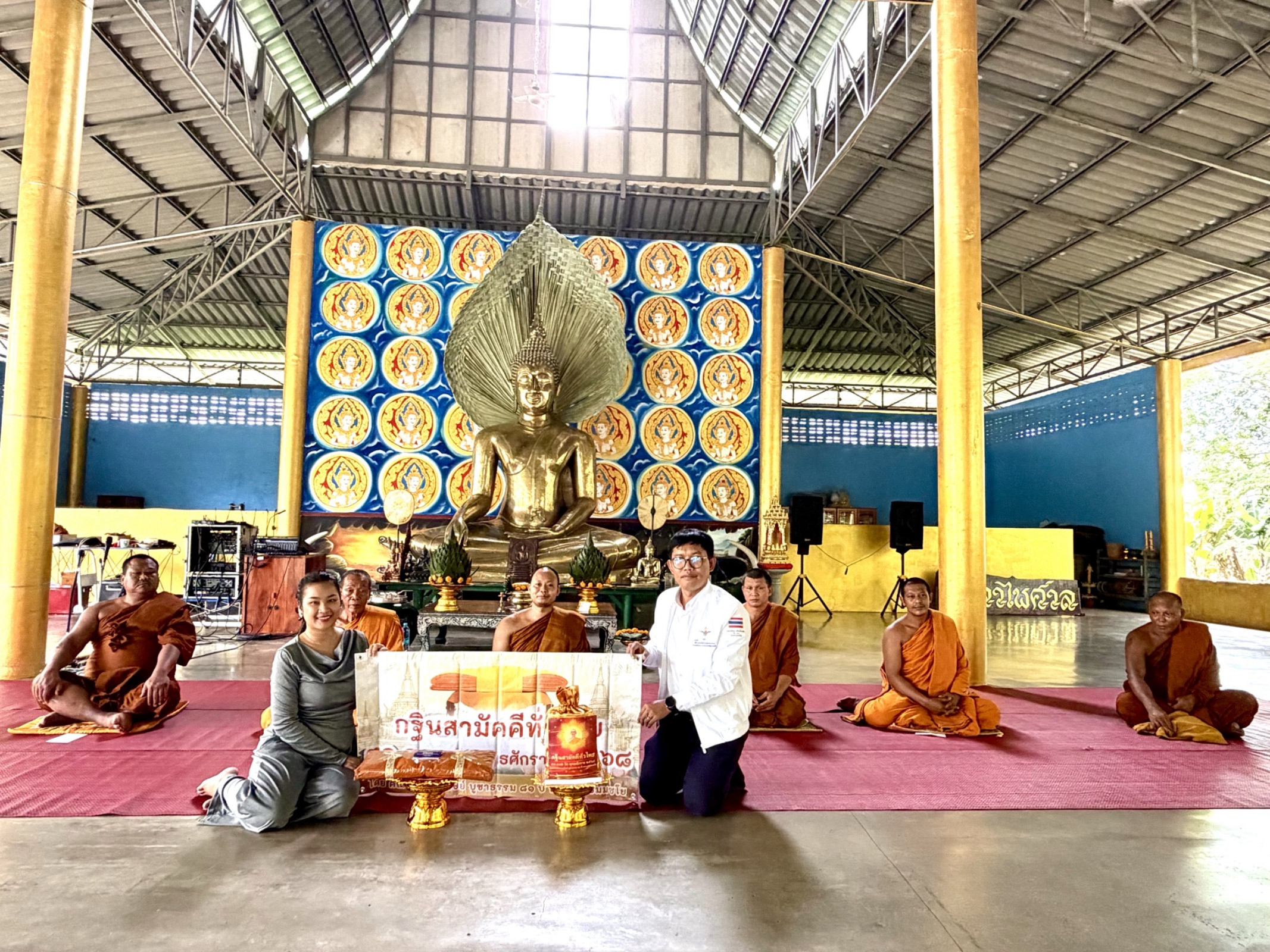 ภาพหมู่ถือพานถวายปัจจัยวัดป่าศรีวิไลย์