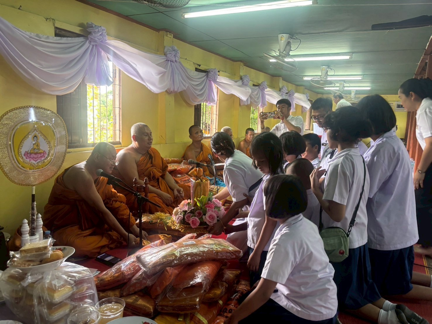 ภาพหมู่ถือพานถวายปัจจัยวัดท่าโพ