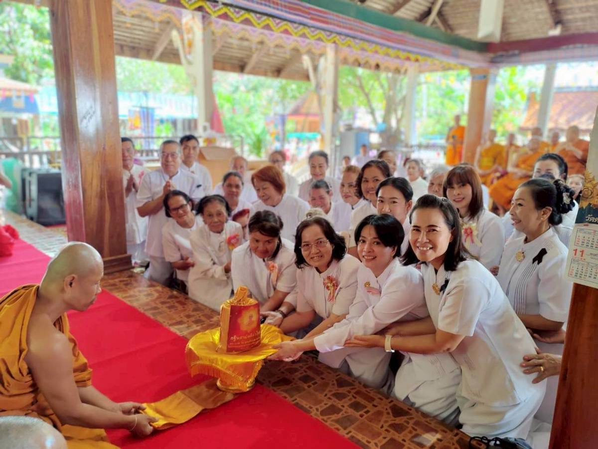 ภาพการถวายปัจจัยวัดเฉลิมชัย