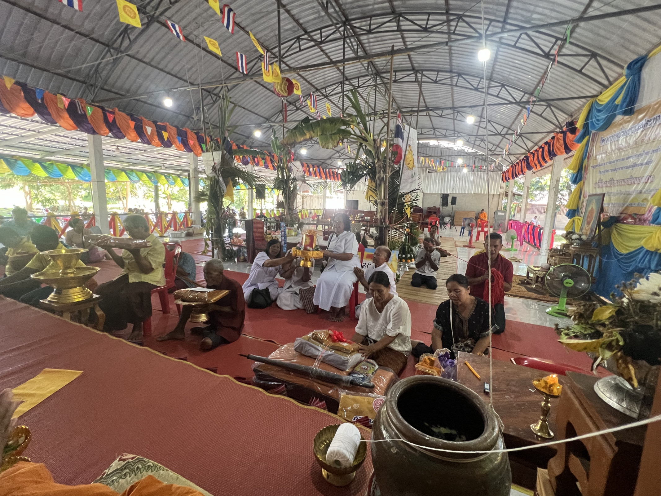 ภาพร่วมพิธีกรรมที่พักสงฆ์ป่าธรรมชาติหนองแกด