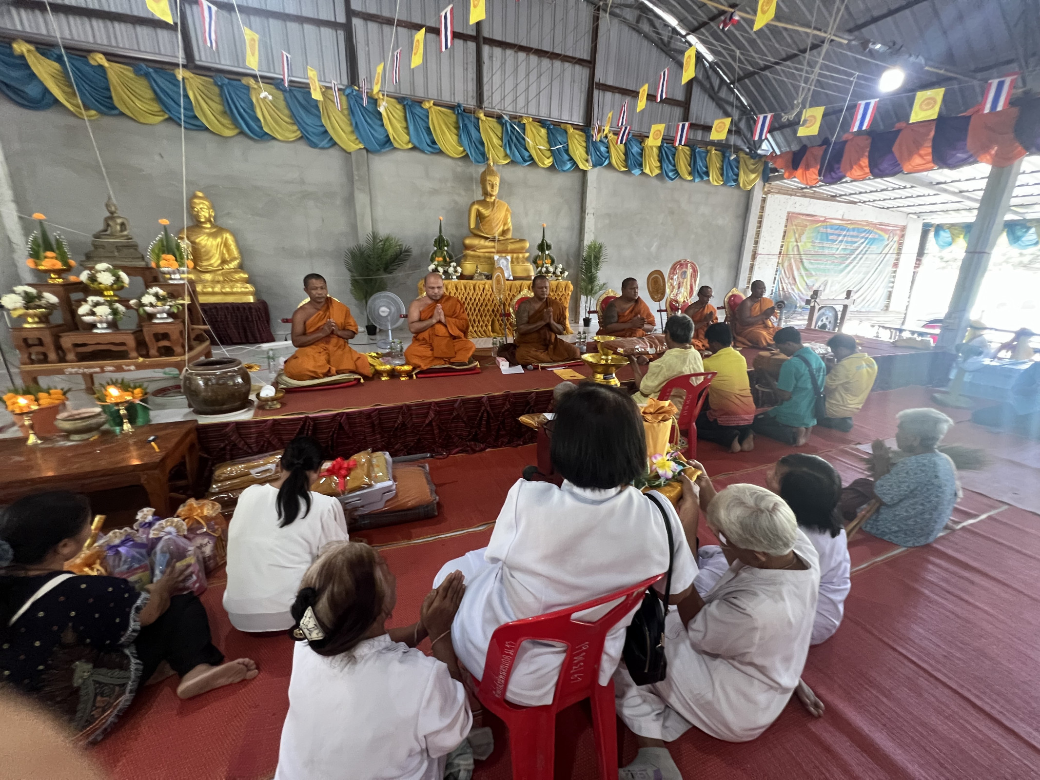 ภาพร่วมพิธีกรรมที่พักสงฆ์ป่าธรรมชาติหนองแกด