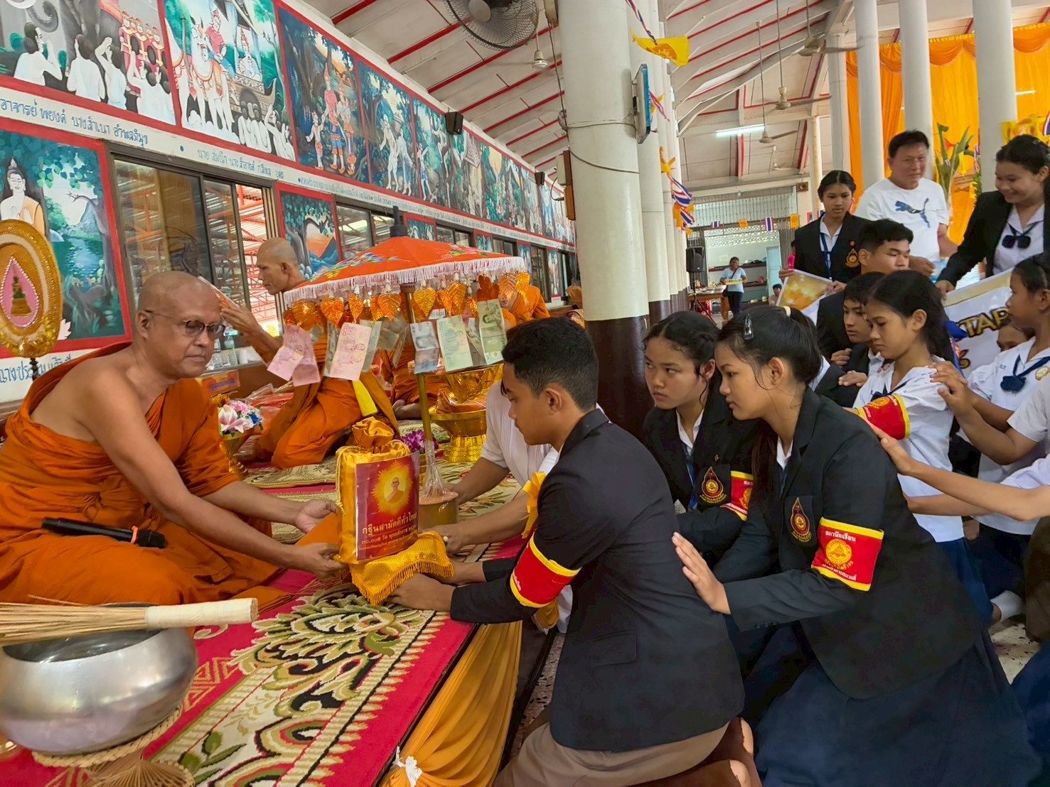 ภาพหมู่ถือพานถวายปัจจัยวัดโพธิ์เอน