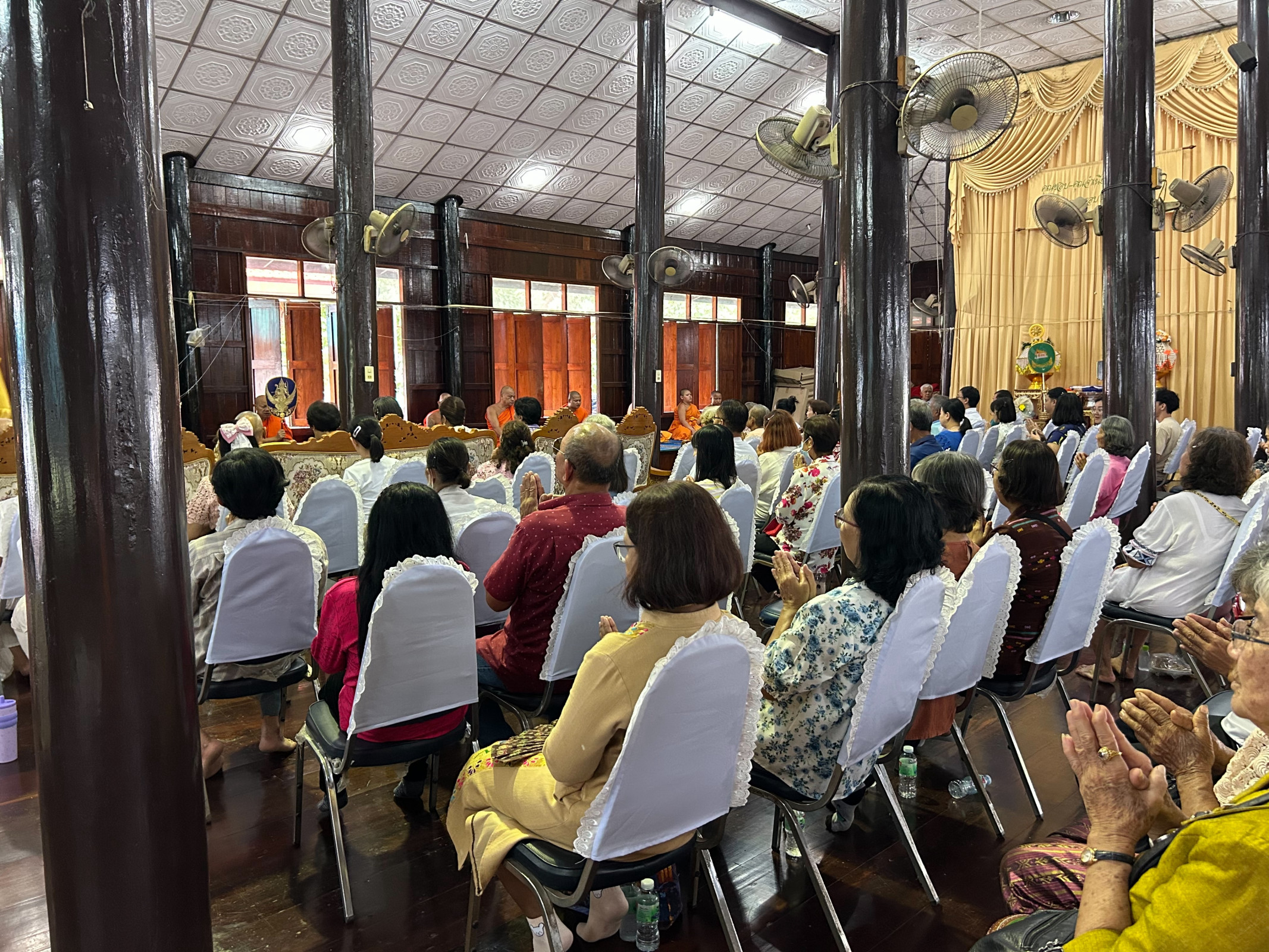 ภาพร่วมพิธีกรรมวัดเพลง